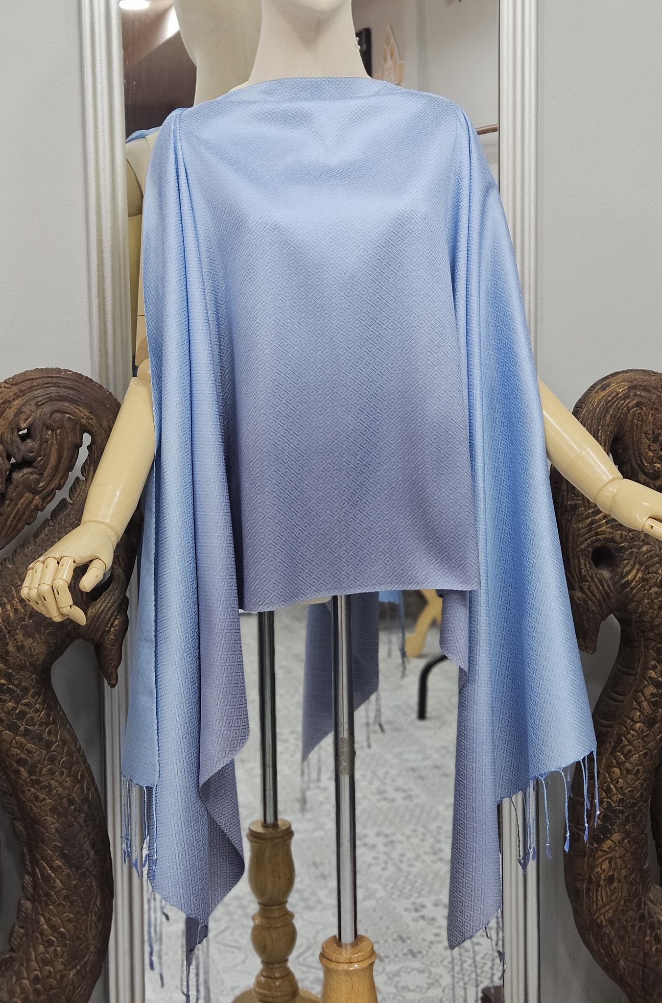 ผ้าคลุมไหล่ไหม ยกดอกลูกแก้ว ไล่เฉดสี ขนาด 60x200ซม. สีฟ้า-สีเทา รหัส ZYE-TT-1007683