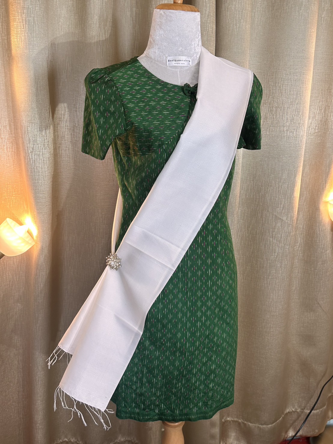 ผ้าพาดไหล่ ผ้าสไบนางรำ ยกดอก 6ตะกอ ขนาด 30x200ซม. พื้นสีขาว LW4A-JY1025661