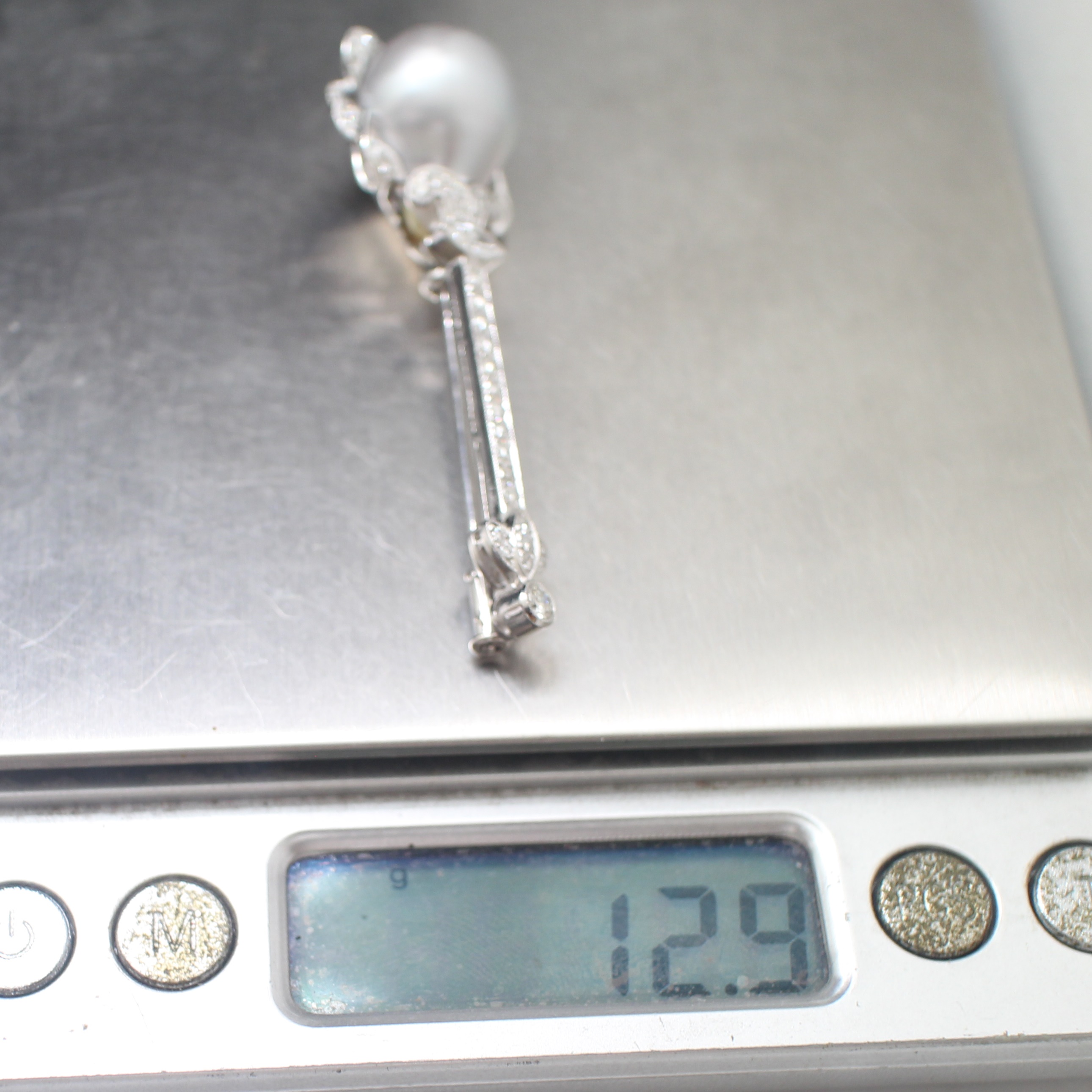 CL25069 เข็มกลัดมุกเซ้าซี มุกแท้ 14.5 มิล เพชรมาคีย์ 0.20 กะรัต เพชรรวม 1.25 กะรัต ทองแท้ 18k ขาว นน.รวม 12.9 กรัม