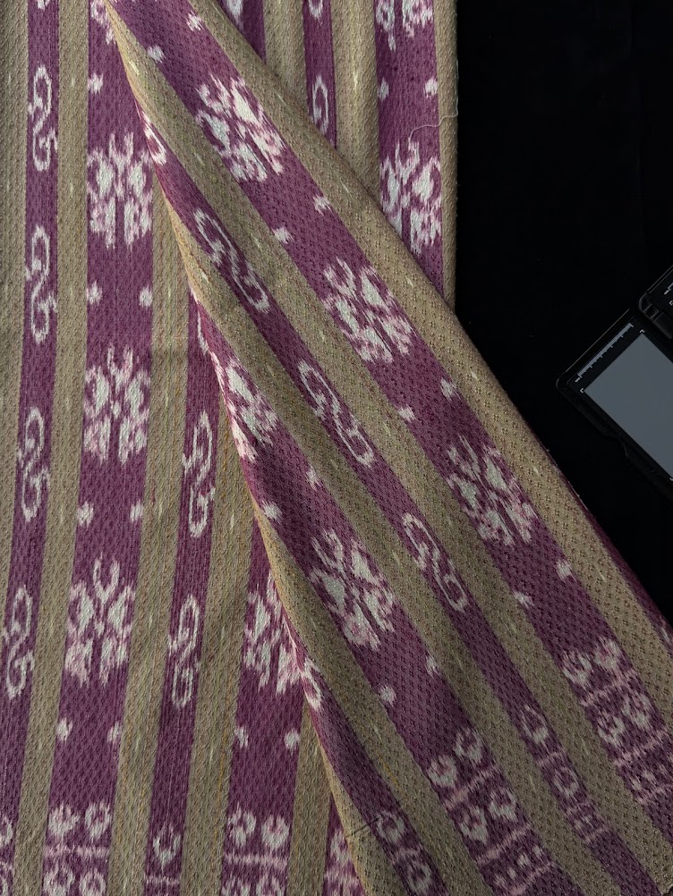 ซิ่น ผ้าไหมมัดหมี่ ทอยกดอก 6ตะกอ สีธรรมชาติ ขนาด 1x2 เมตร ลายดอกรักราชกัญญา สีม่วงชมพูสลับเขียวอ่อน รหัส PCS-NY-11226810