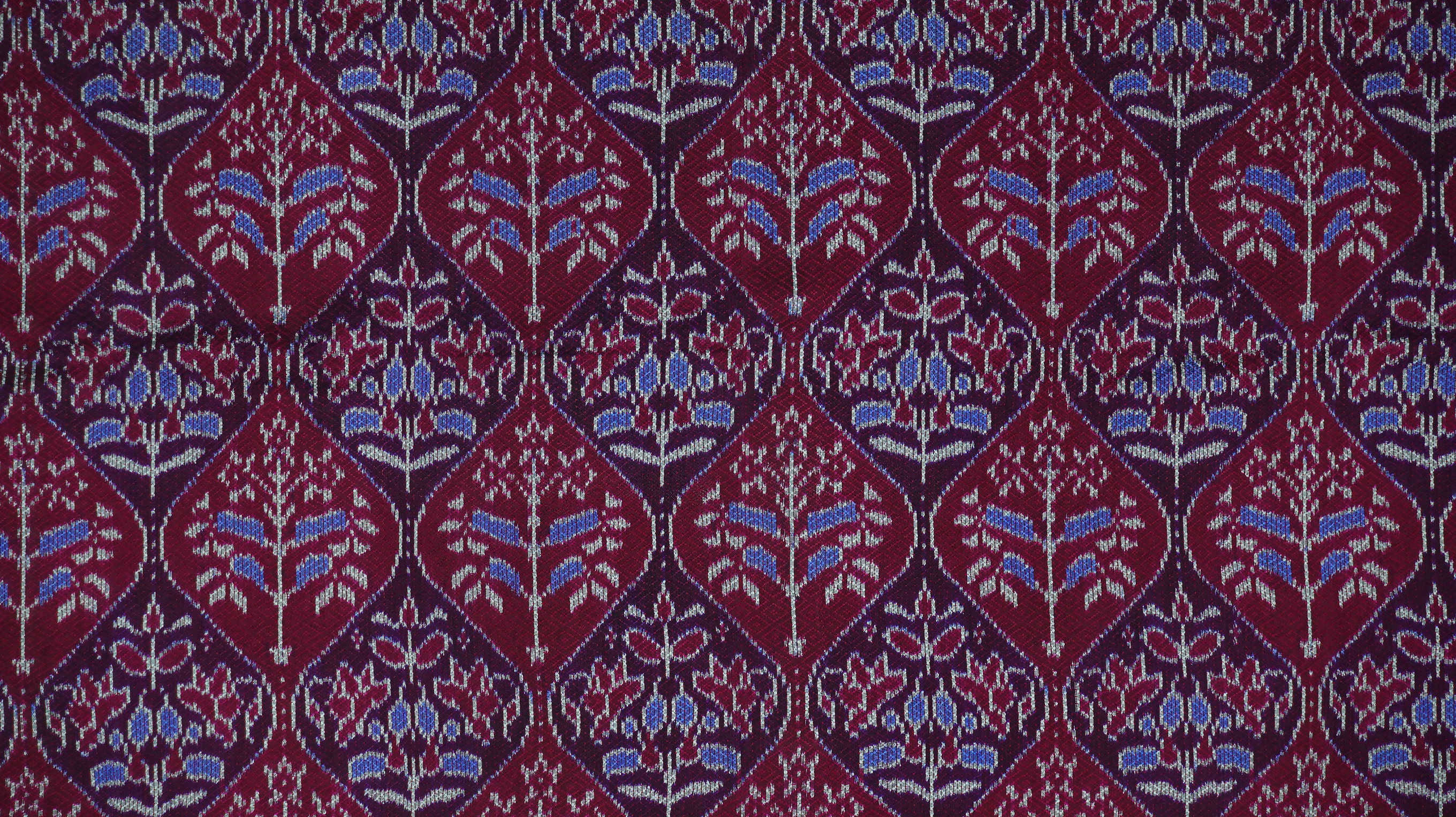 ซิ่น ผ้าไหมมัดหมี่ ทอยกดอกลูกแก้ว 6ตะกอ ขนาด 1x2เมตร ลายดอกไม้อินเดีย มีหน้านางชายครุย สีม่วงแดงเข้ม รหัส L9A-ME-0426682