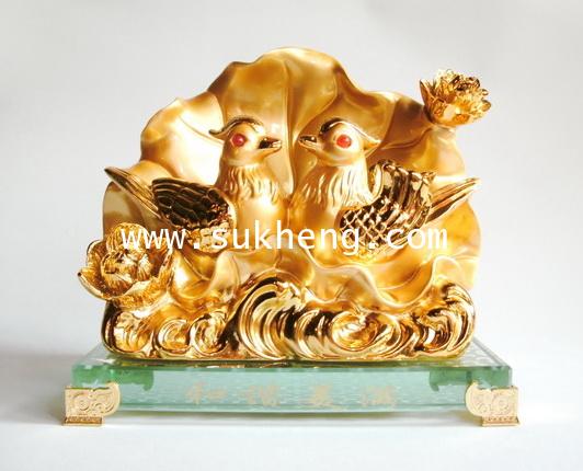 เป็ดแมนดารินคู่สีทองในสระบัวบนฐานคริสตัล ขนาด 7 นิ้ว