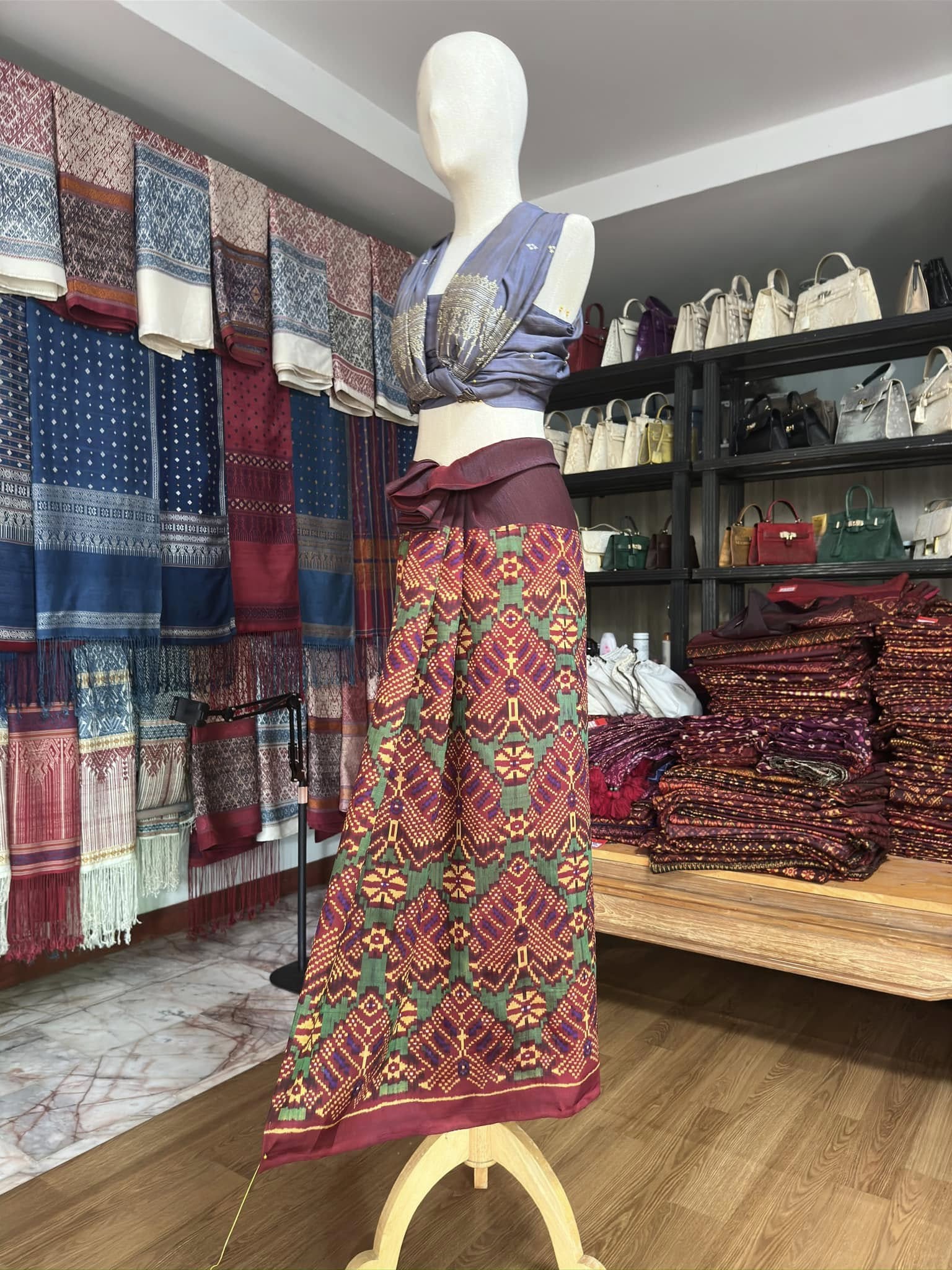 ซิ่น พระตะบอง ผ้าจามทอสามตะกอ ขนาด 110x150ซม พื้นสีน้ำตาลแดง รหัส N9-SIL-AJ1