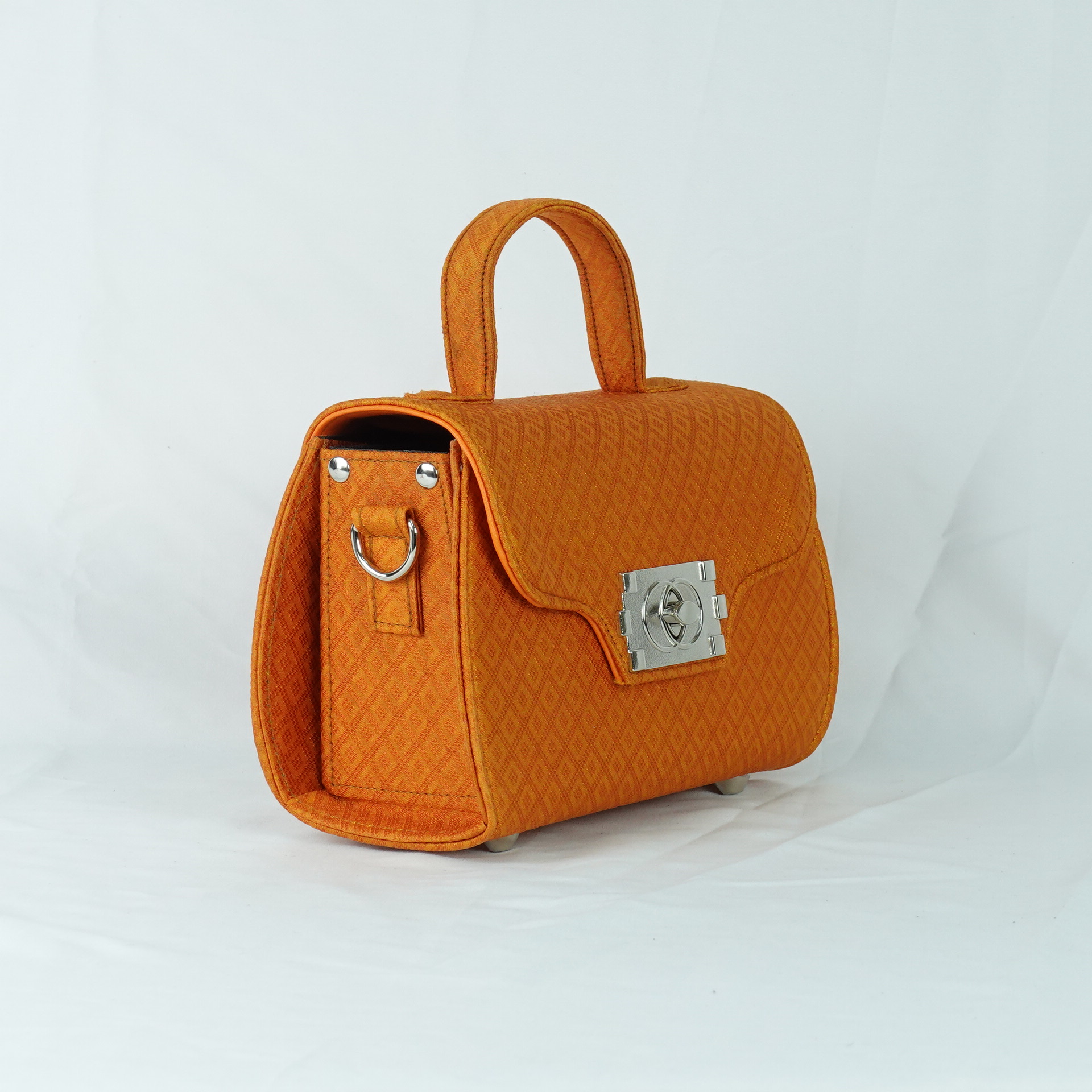 กระเป๋าถือผ้าไหมทรงกล่องฝาพับ ขนาด 21x13x10ซม.ความสูงหูจับ 7ซม. สีส้ม รหัส GLA-TT-06036816