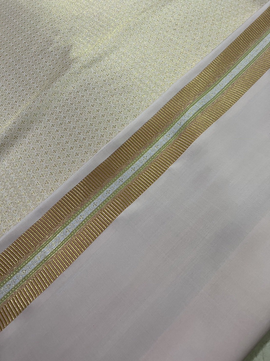 (ผ้าชุด)ผ้าไหมยกดอกลำพูน เกาะเชิงดิ้นทอง ขนาด 1.02x4.62เมตร ลายพิกุลโบราณ พื้นสีชมพูหวาน รหัส N90-29-TR0529