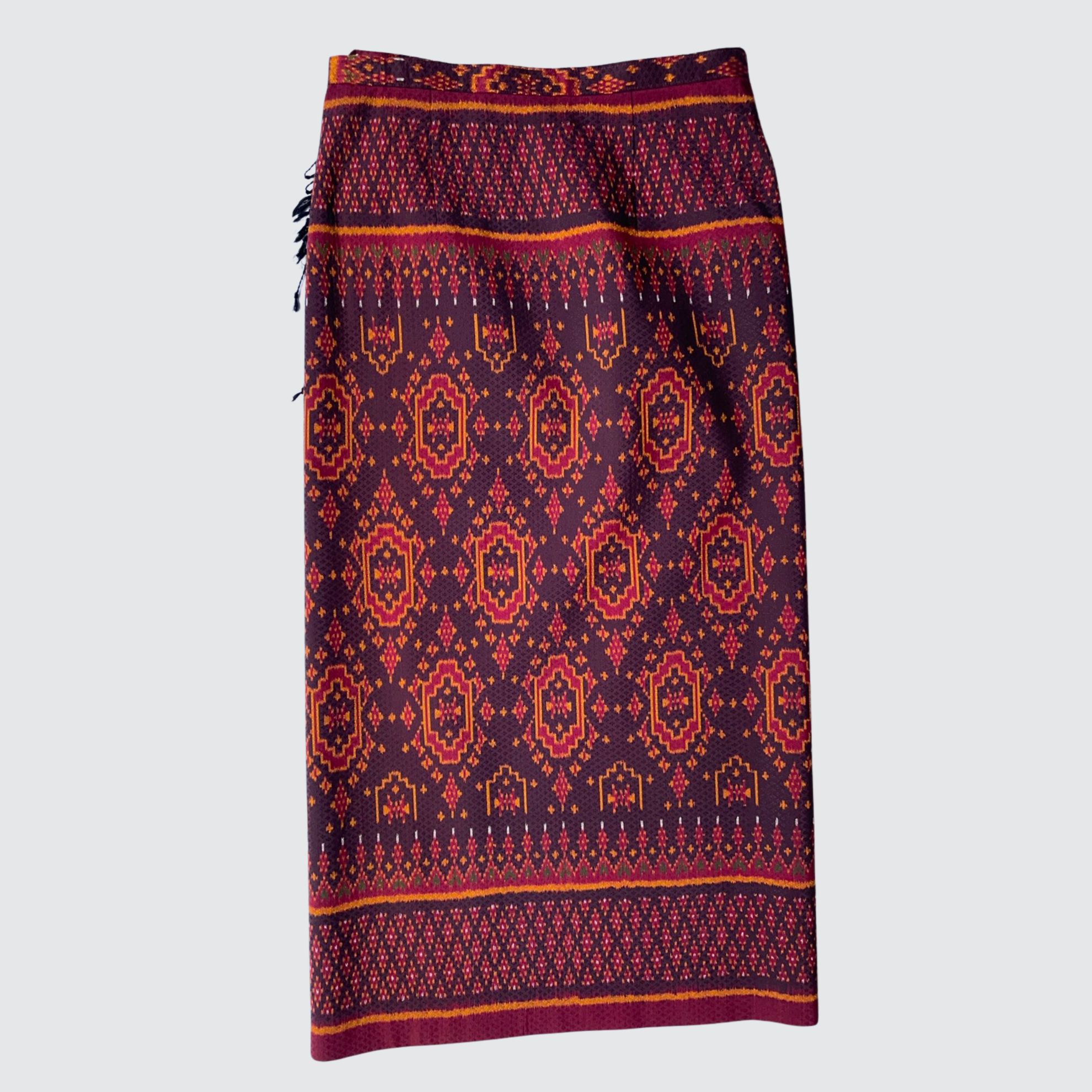 ผ้าถุงป้าย แบบเลื่อนตะขอตามไซส์ หน้านางข้าง ลายพระตะบอง สีแดงเม็ดมะขาม รหัส WM-PTS-1009681419