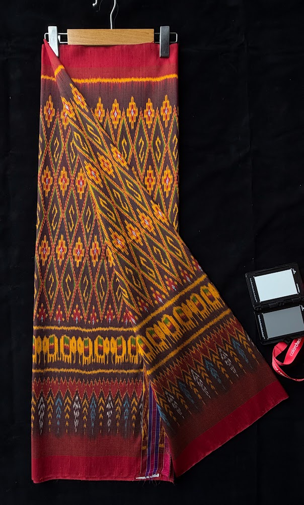 ซิ่น ผ้าไหมมัดหมี่ 3ตะกอ ทอควบเส้น ขนาด 1x2 เมตร ลายขอประยุกต์ พื้นสีแดง รหัส PCS-NY-11226824