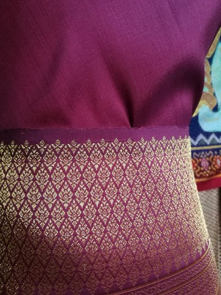 (ผ้าชุด)ไหมยกสุรินทร์ ขนาด 1x4เมตร (ลาย 2เมตร+สีพื้น 2เมตร) สีแดง รหัส N10-NY0322664