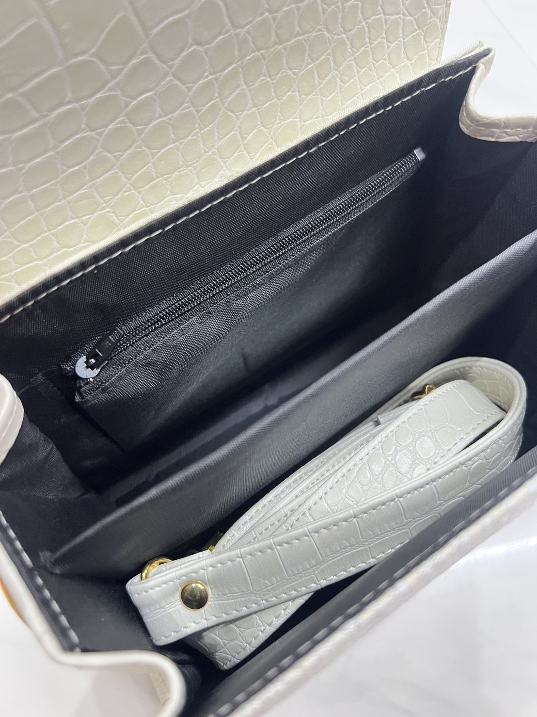 กระเป๋าถือ ไหมแพรวา พร้อมสายสะพาย ขนาด 8x6นิ้ว.พื้นสีขาว รหัส GLC-BM-042968