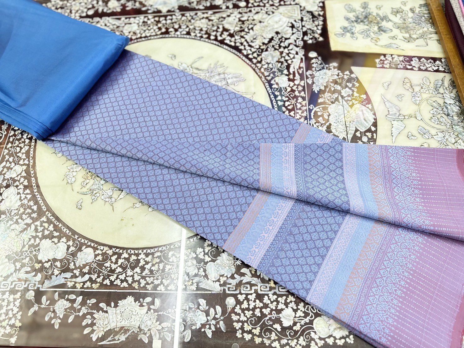 (ผ้าชุด)ไหมยกสุรินทร์ ขนาด 1x4เมตร (ลาย 2เมตร+สีพื้น 2เมตร) สีฟ้าเทา รหัส N10-ST-030468