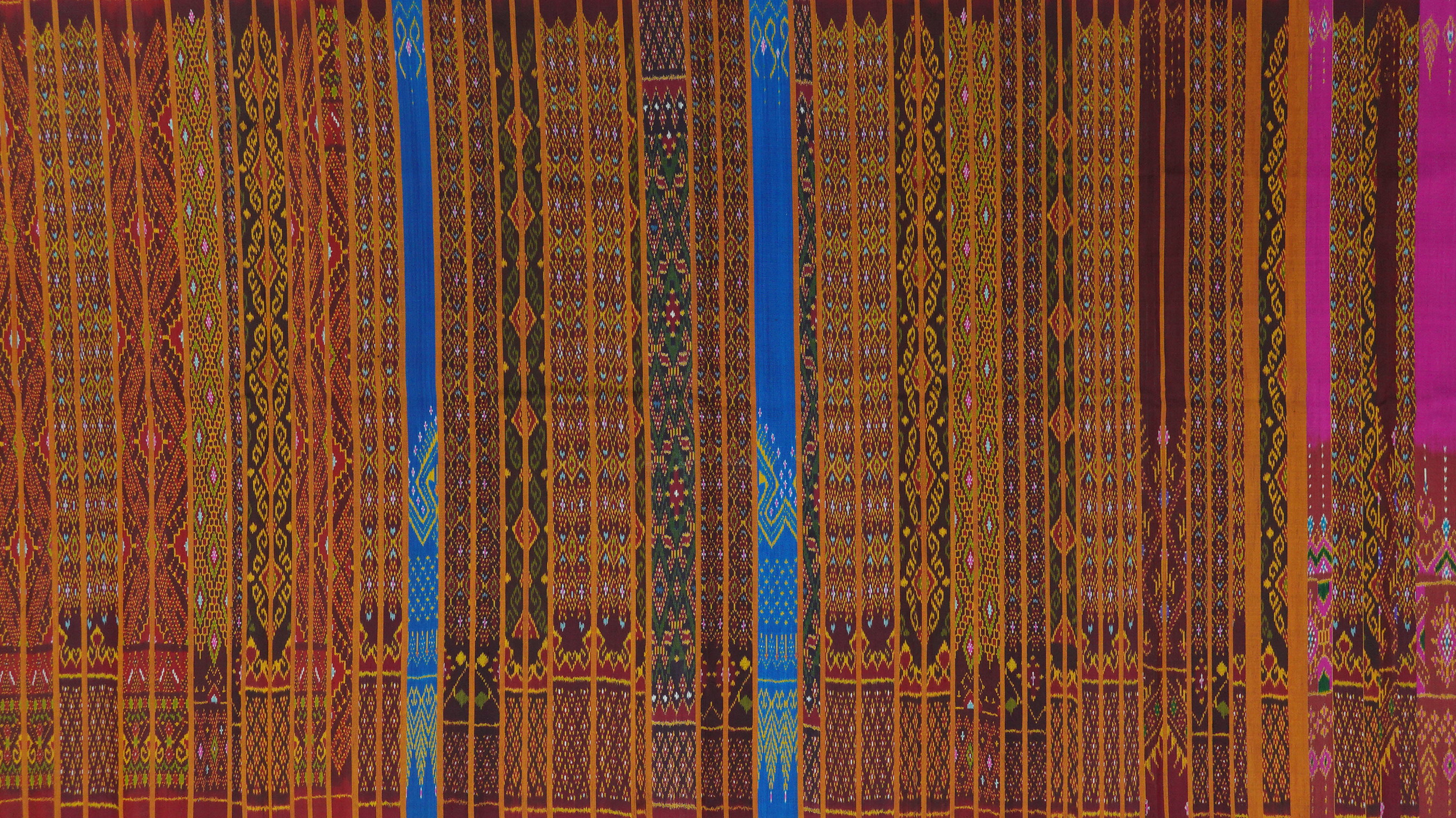 ซิ่น ผ้าไหมมัดหมี่ 3ตะกอ ขนาด 1x2เมตร พื้นคละสีคละลาย ลายน้ำไหล รหัส R2Q-ME-066-121967151