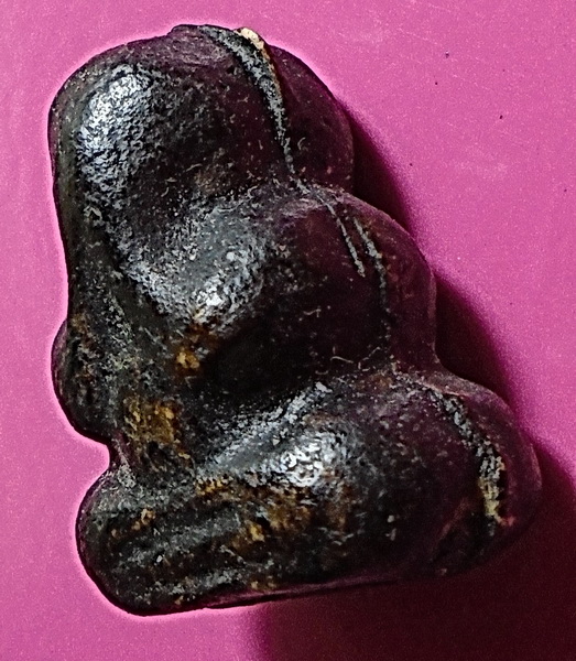 พระปิดตา เนื้อผงจุ่มรัก ลพ.ทองสุข วัดสะพานสูง ปี พ.ศ. ๒๕๐๖-๒๕๑๕