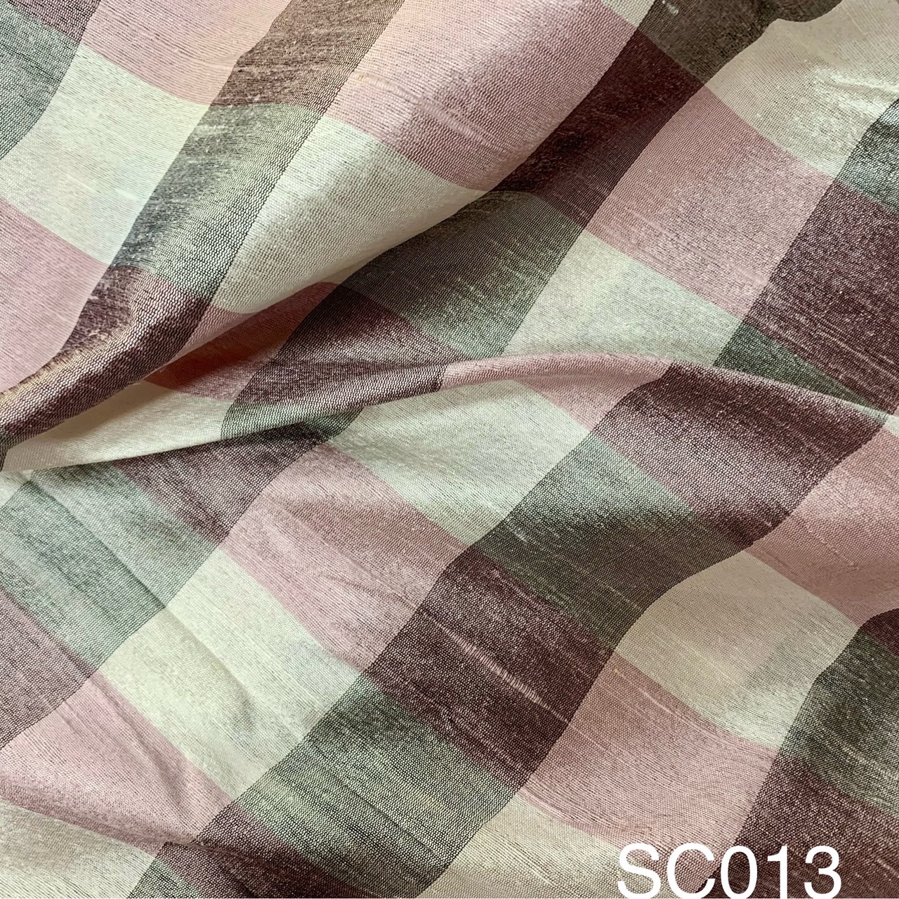 ผ้าไหมลายสก๊อต เนื้อหยาบ ขายตามความยาวหลา สีคละสี รหัส A8-AA-SC013