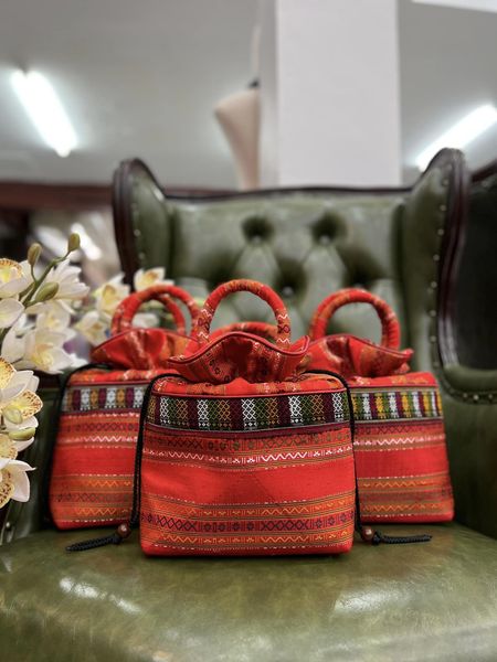 กระเป๋าถือ ผ้ามัดหมี่ไหมแท้ ขนาด 8x7นิ้ว สีแดง รหัส GLA-BM-0914672