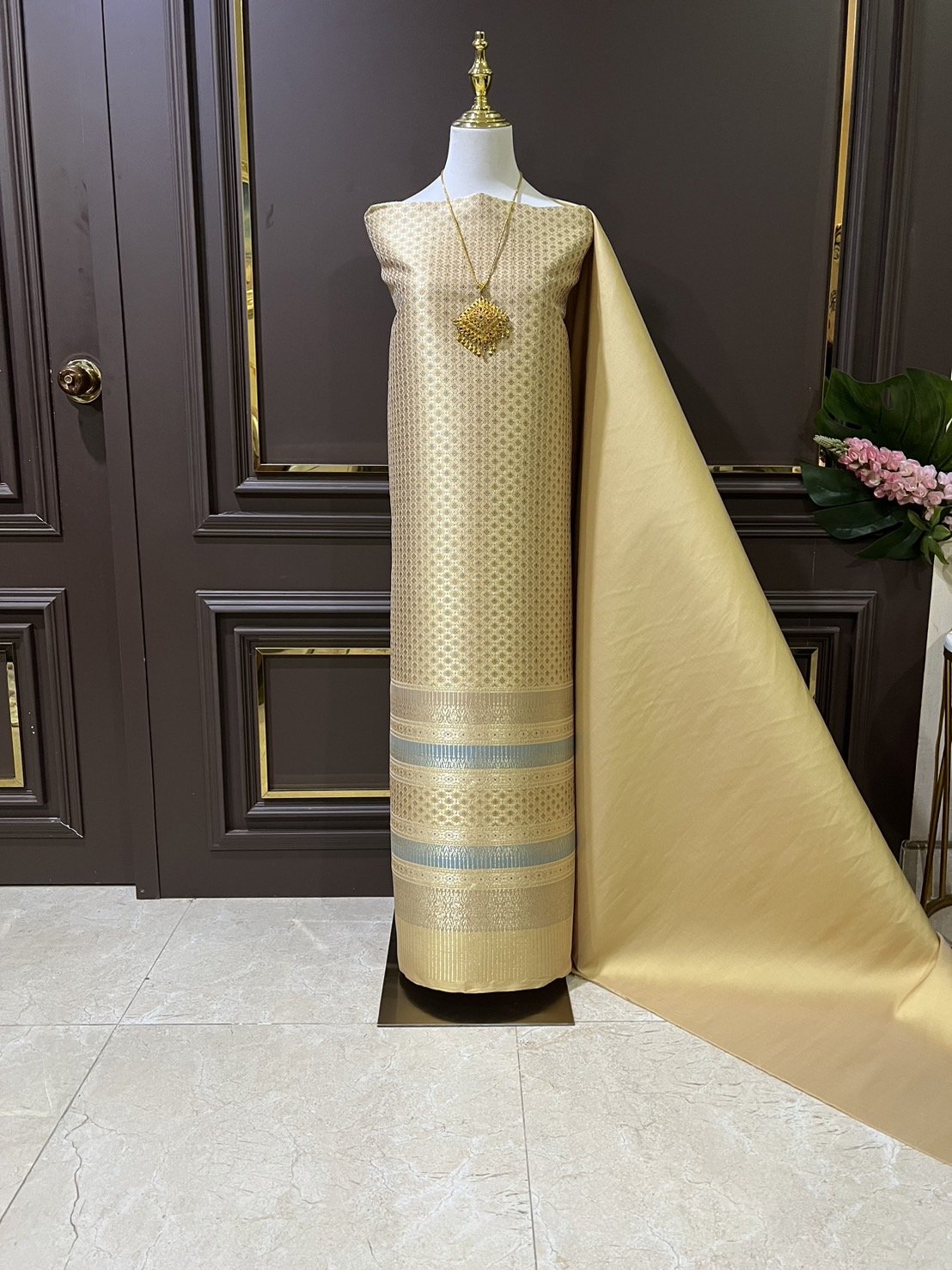 (ผ้าชุด)ผ้าไหมยกดอกลำพูน ขนาด 1.02x4.37เมตร ลายดอกพิกุล พื้นสีเหลือง รหัส N90-29-TR0416