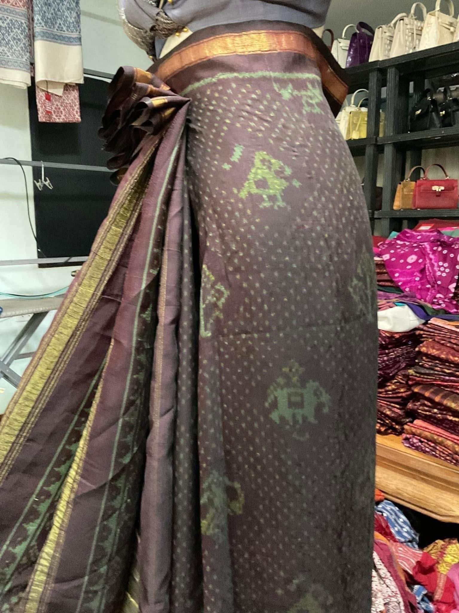 ซิ่น ไหมมัดหมี่ ผ้าปาโตล่า ขนาด 120x280ซม. พื้นสีน้ำตาบอมม่วง มีหน้านาง รหัส N9-SIL-051768A1