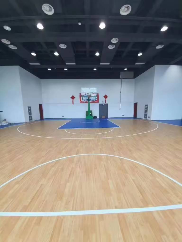 พื้นสนามบาส ไวนิลpvc ใช้ในร่ม รับแรงกระแทกได้ดี