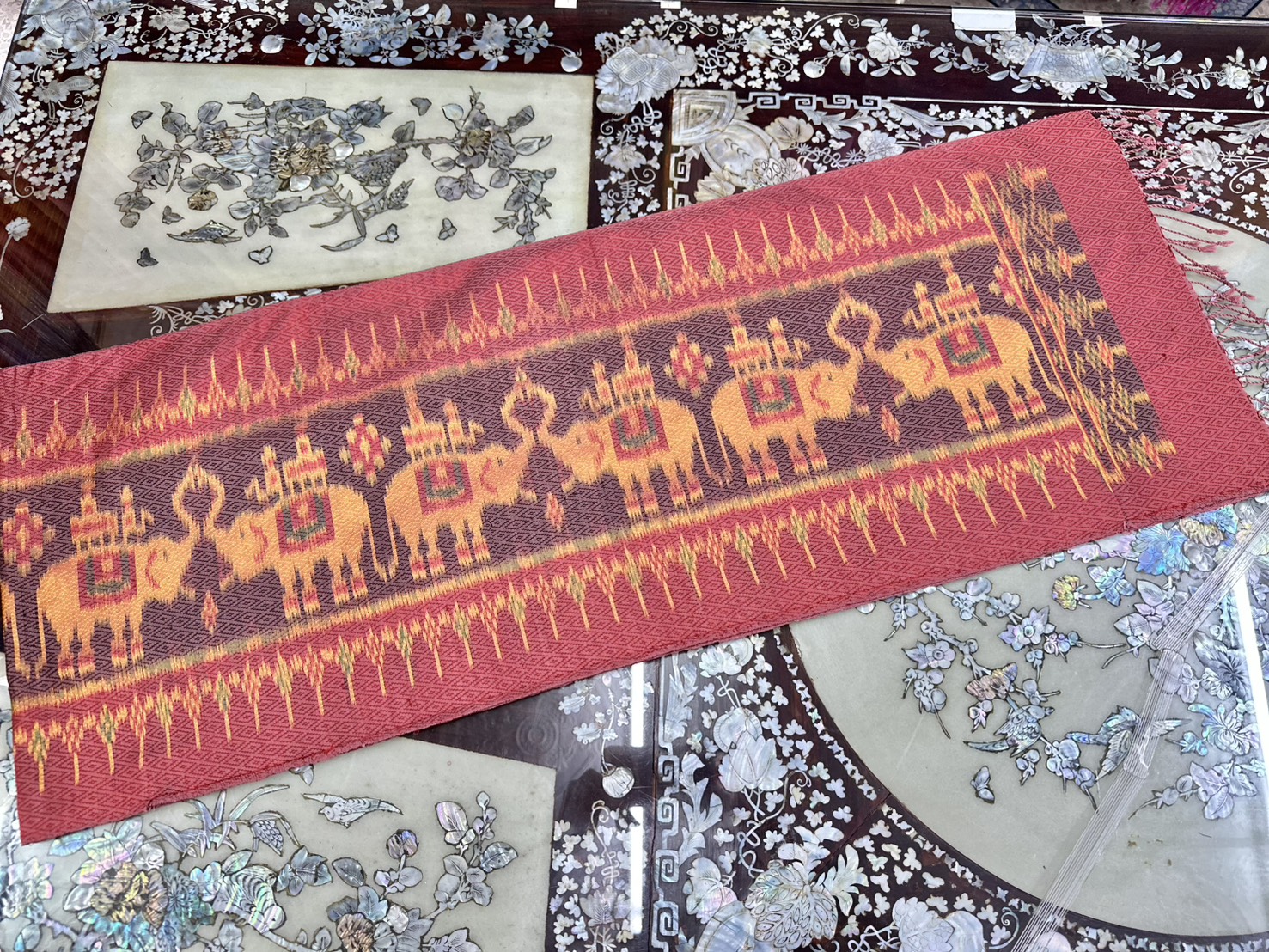 ผ้าพันคอไหม สไบลูกแก้วมัดหมี่ ไหมแท้ ขนาด 35x200cm ลายช้าง สีแดง รหัส L4E-ST-1031682