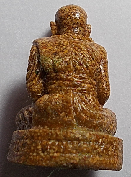 รูปเหมือนลอยองค์ หลวงปู่พรหมมา เขมจาโร เนื้อเรซิ่นกระเบื้องหลังคาโบสถ์ กล่องเดิม ปี 2538