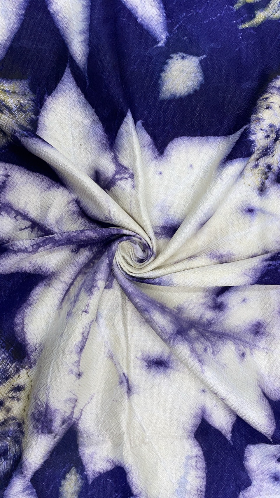 ผ้าคลุมไหล่ผ้าไหม Eco print เนื้อยกดอก มีชายครุย ขนาด 60x180ซม. สีน้ำเงิน รหัส ECO-82-1114687