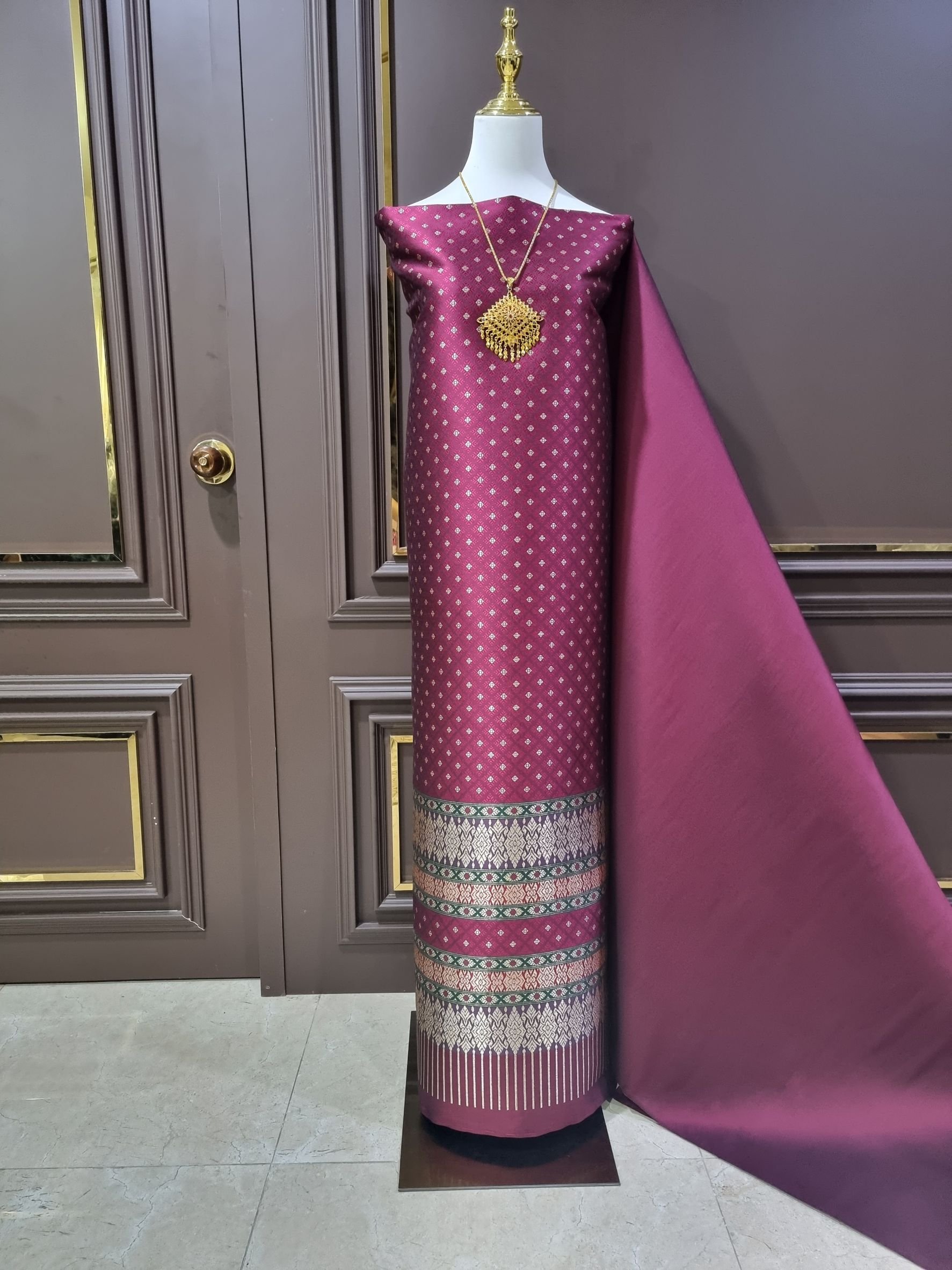 (ผ้าชุด)ผ้าไหมยกดอกลำพูน ขนาด 1.02x4.40เมตร พื้นสีแดงเลือดหมู รหัส N90-29-TR0217