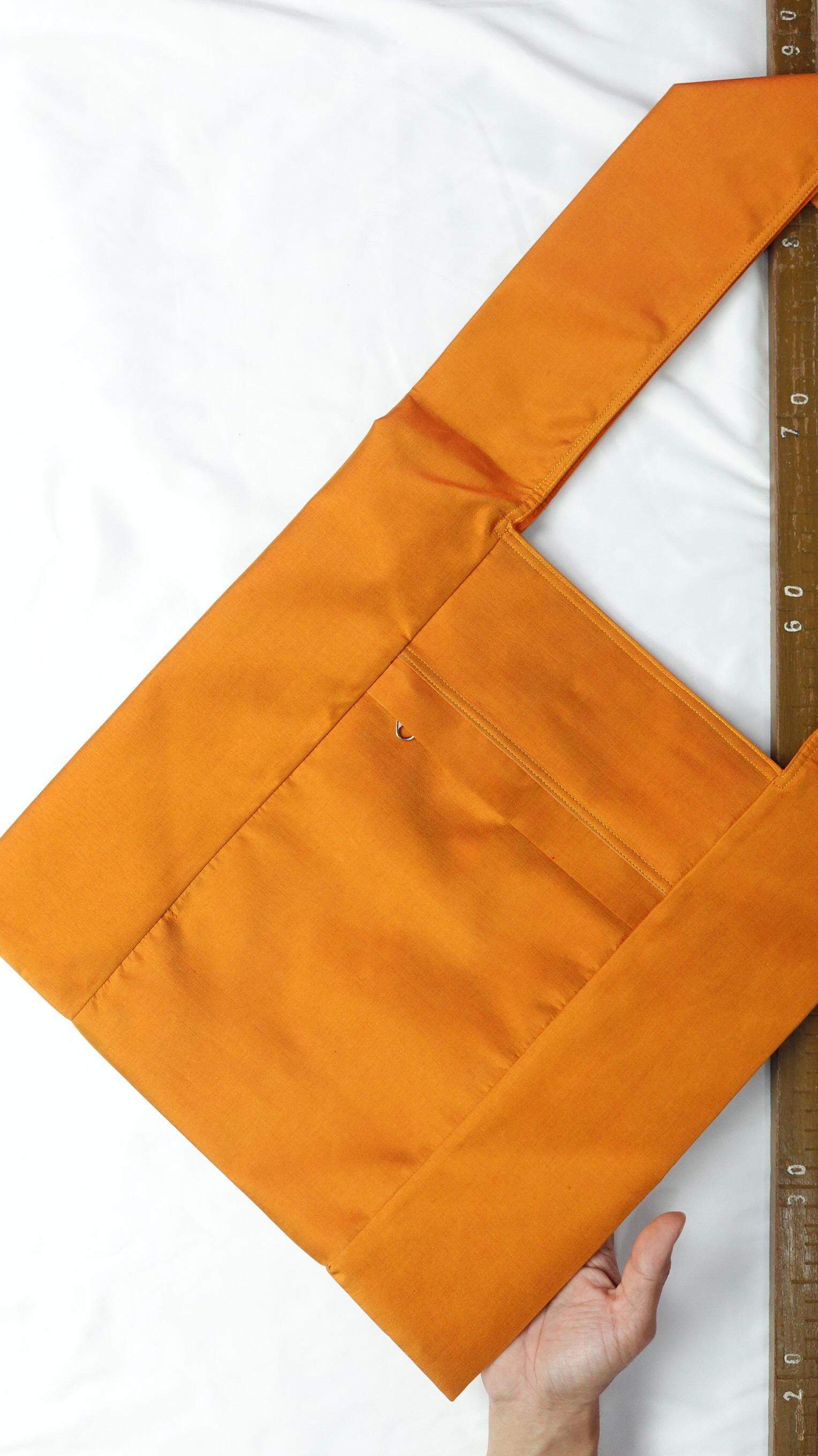 ย่ามผ้าไหม สำหรับพระสงฆ์ ไหมแท้ เนื้อเรียบ ขนาด 14x15นิ้ว สีราชเข้ม รหัส NY-01246855