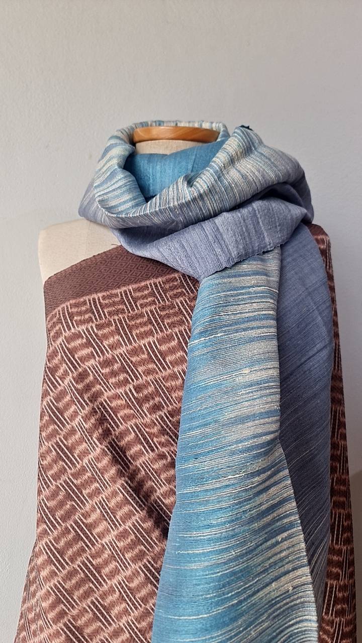 ผ้าคลุมไหล่ผ้าไหม ไหมแท้ เนื้อหยาบนุ่ม ขนาด 65x180ซม.สีฟ้า-สีเทา รหัส ZM-119-111368