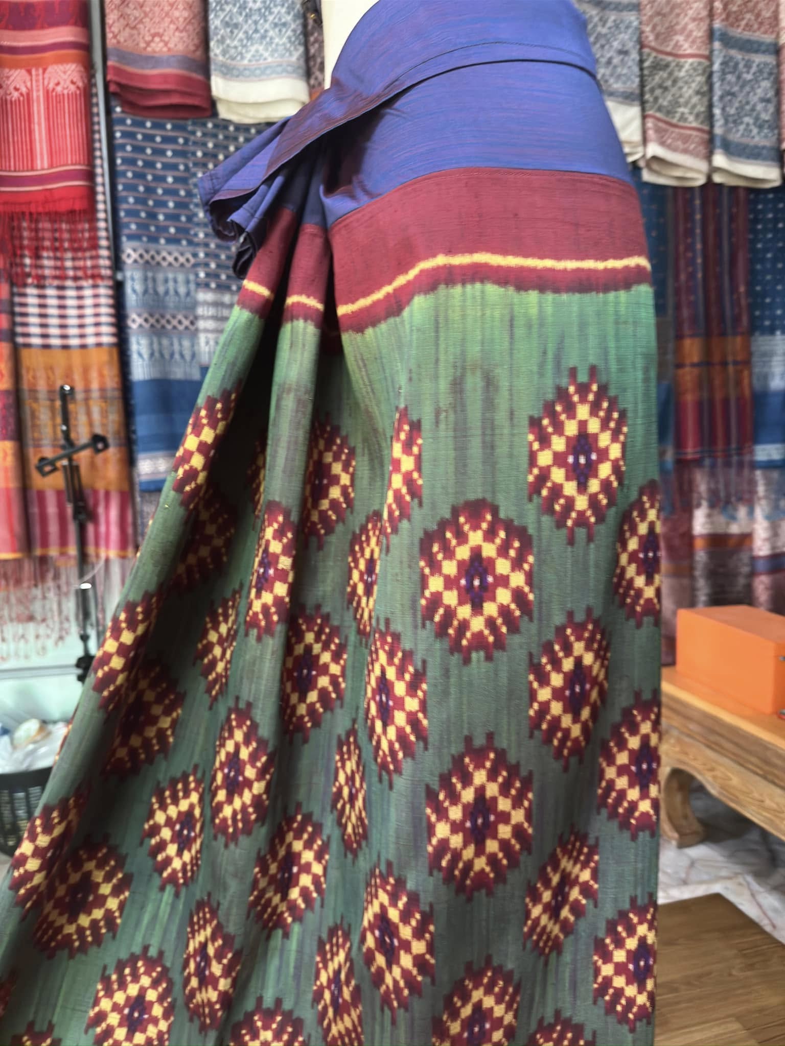 ซิ่น พระตะบอง ผ้าจามทอสามตะกอ ขนาด 115x155ซม พื้นสีน้ำเงินเขียว รหัส N9-SIL-AJ2