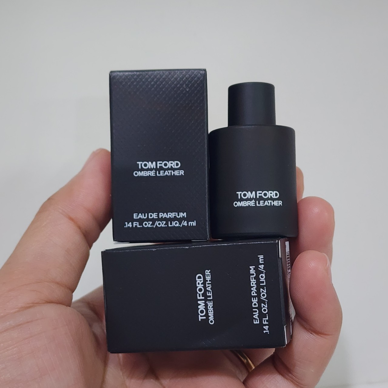 น้ำหอมจิ๋วมินิ Tom Ford Ombré leather Eau de Parfum 4mlแบบแต้มมีกล่อง ( Mini Perfume น้ำหอมขนาดพกพา) น้ำหอมจิ๋วมินิ ขวดน่ารัก ตั้งโชว์ก็สวย พกพาก็สะดวก หัวแต้มตามจุดชีพจร