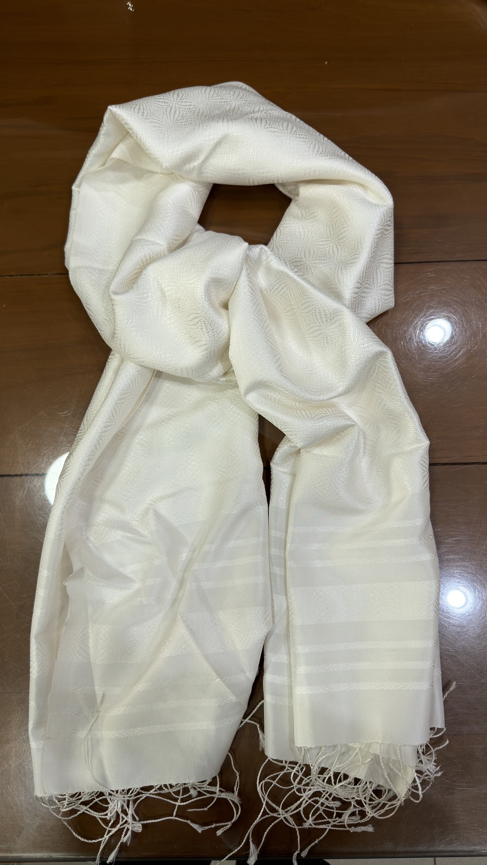 ผ้าคลุมไหล่ผ้าไหม ไหมแท้ ยกดอกลีลาวดี ขนาด 63x200ซม. สีขาว รหัส ZYG-AA-111868171