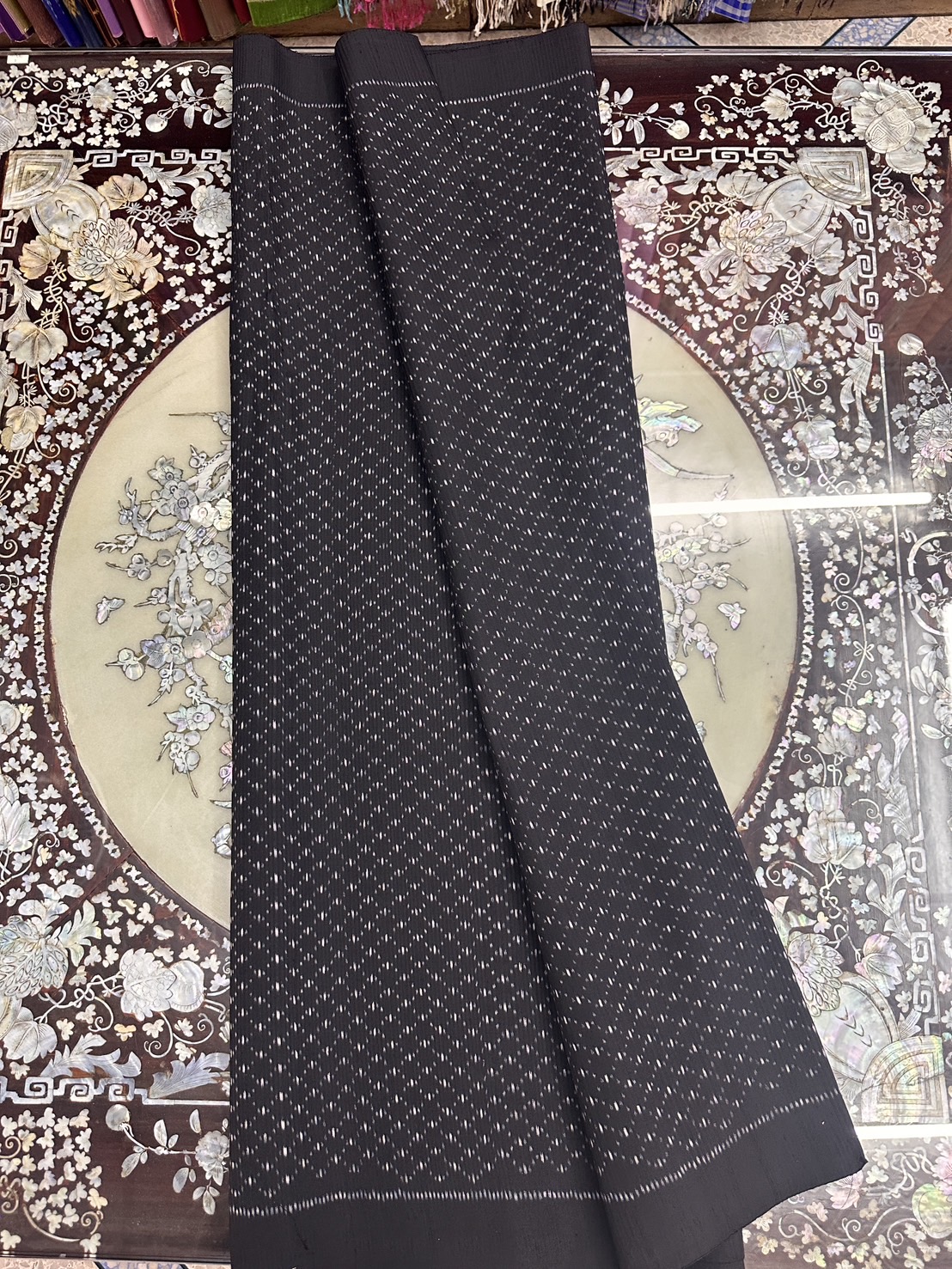 ซิ่น ผ้าไหมมัดหมี่ 3ตะกอ ขนาด 1x2เมตร พื้นสีดำ รหัส R2Q-ST-0607670830