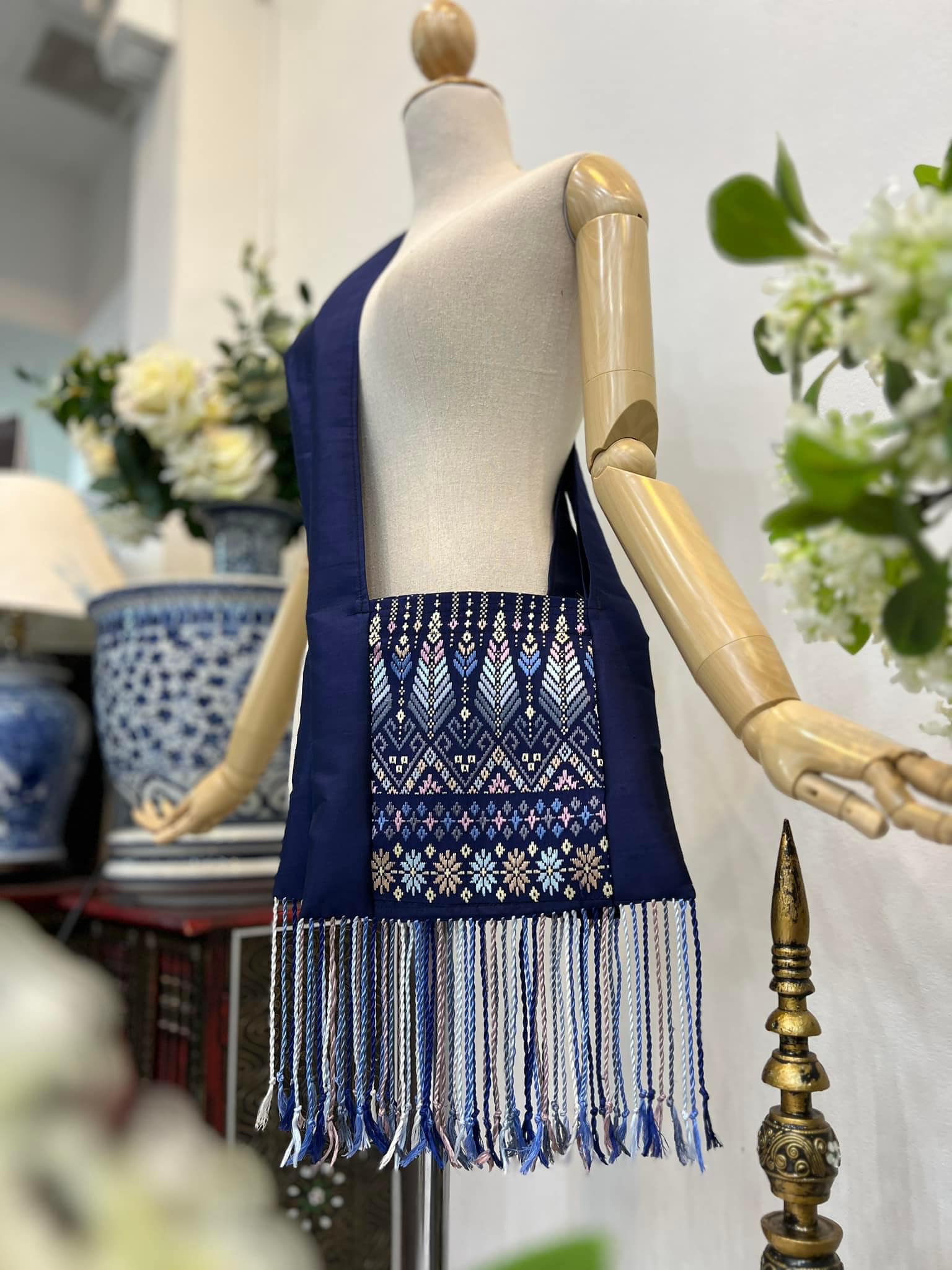 ย่าม ไหมแพรวา ขนาด 9x10นิ้ว คละลาย พื้นสีแดง รหัส GLC-BM08046614194