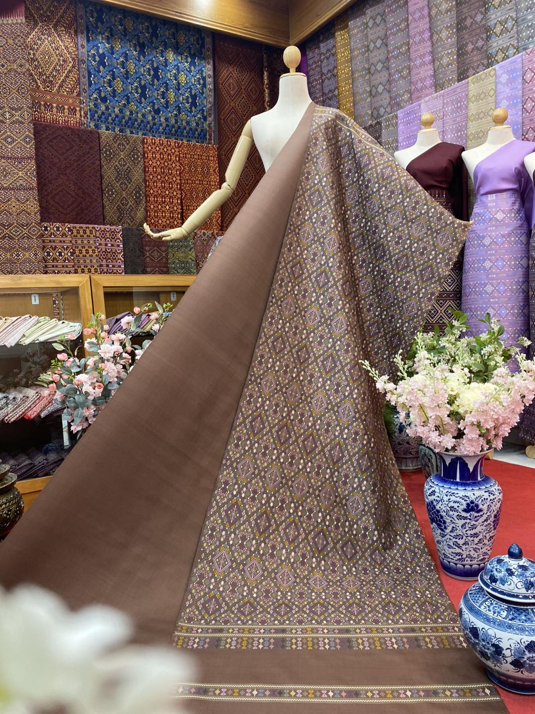 (ผ้าชุด)ไหมแพรวา ตัดชุดเกาะจกขิดหน้าพิเศษ ขนาด 73x500ซม (ลาย 2.3เมตร+สีพื้น 2.7เมตร) พื้นสีน้ำตาล รหัส P10-BM-0929682