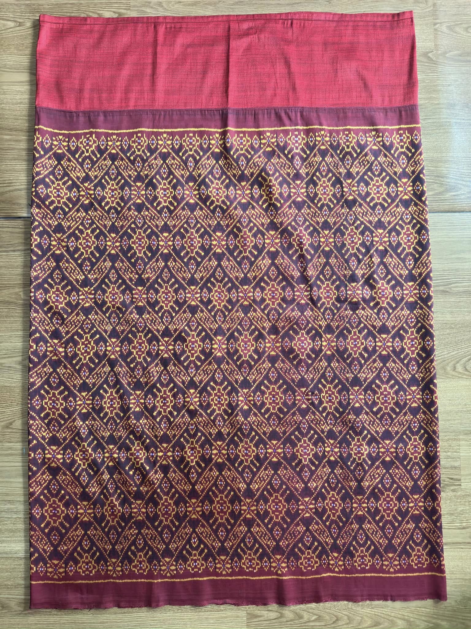 ซิ่น พระตะบอง ผ้าจามทอสามตะกอ ขนาด 117x165ซม พื้นสีแดง รหัส N9-SIL-AJ4