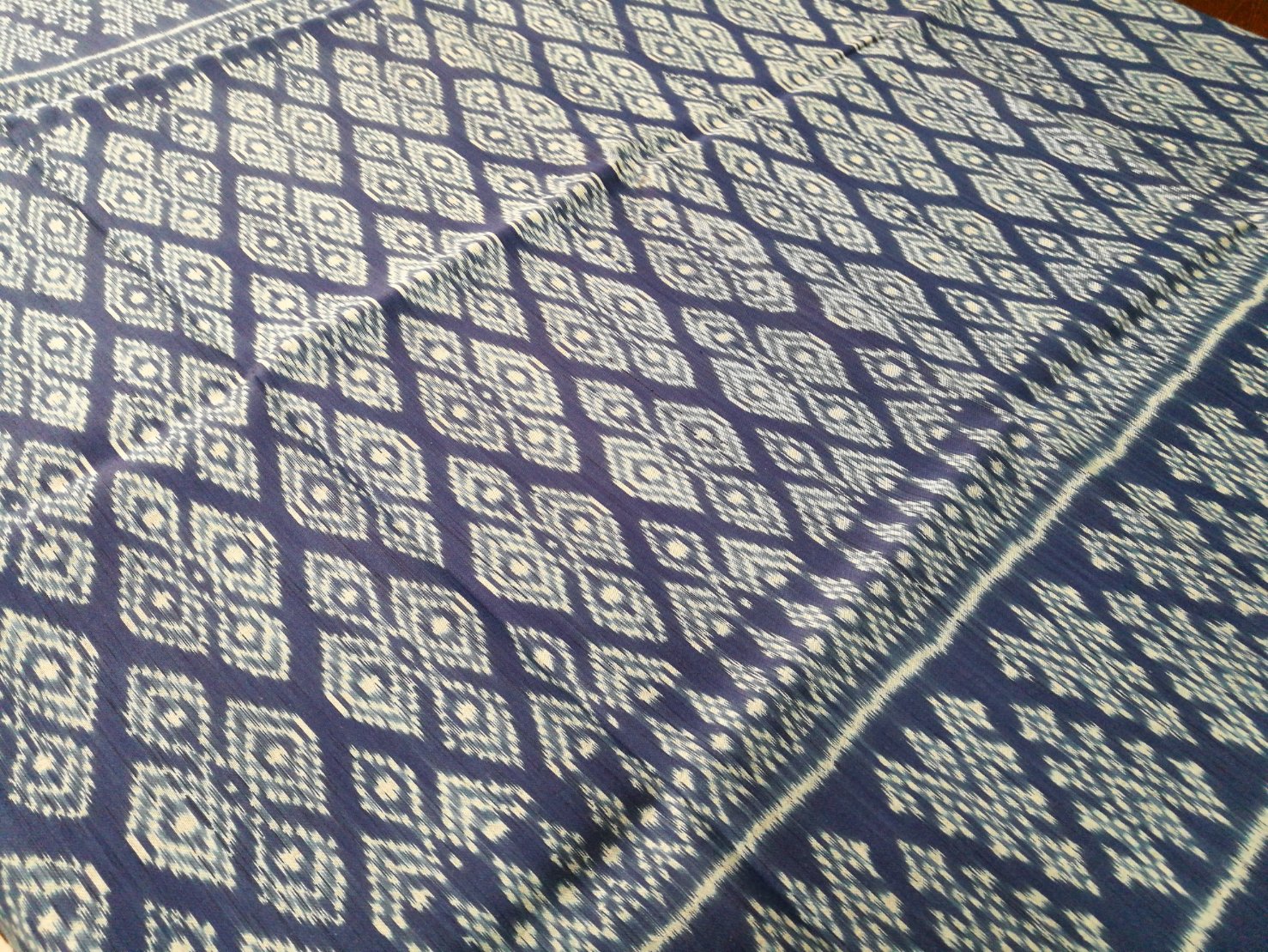 ซิ่น ผ้าไหมมัดหมี่ 3ตะกอ สีธรรมชาติ ขนาด 1x2เมตร พื้นสีฟ้าคราม รหัส M3P-NY0713662