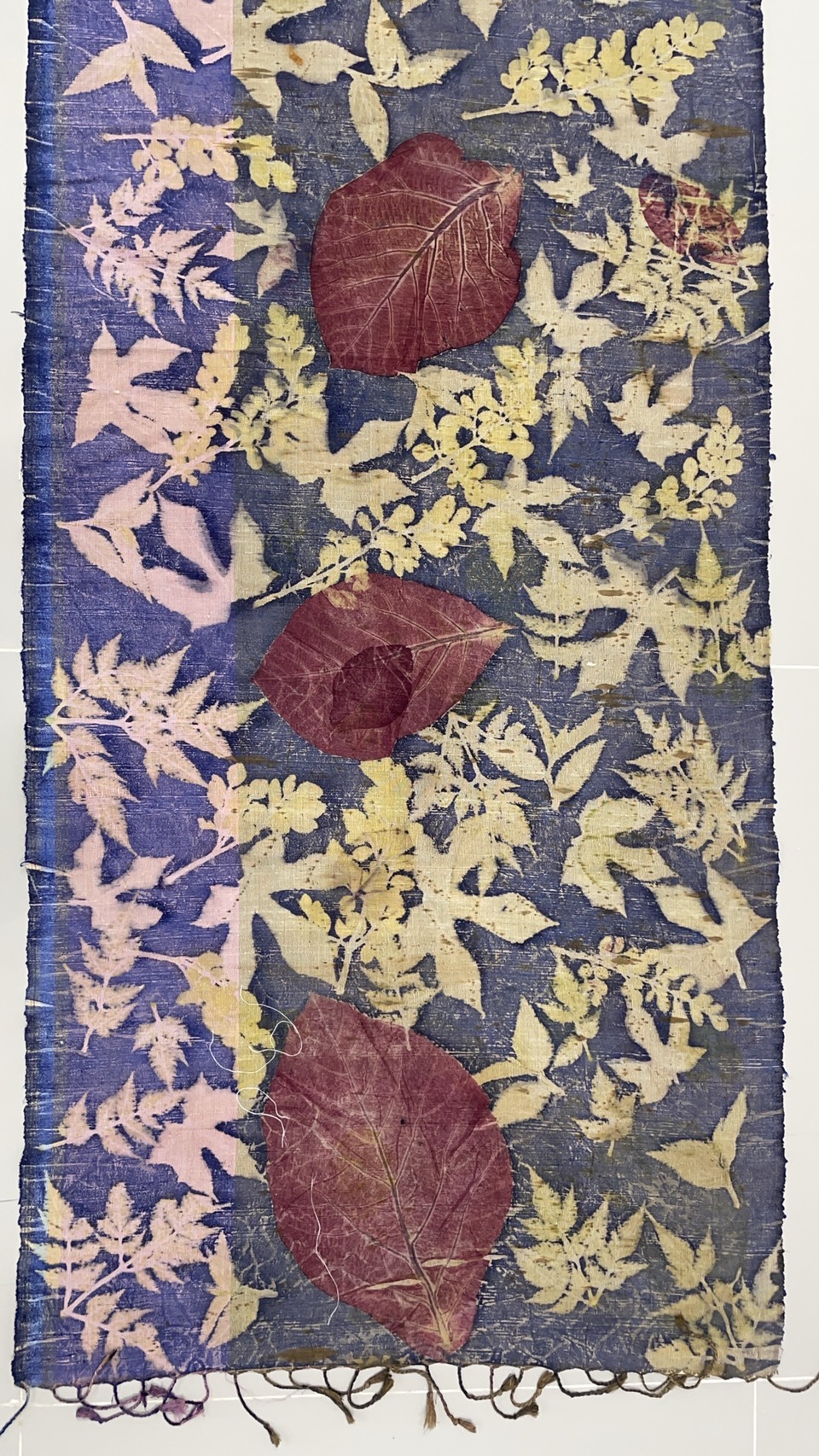 ผ้าคลุมไหล่ผ้าไหม Eco print เนื้อหยาบนุ่ม มีชายครุย ขนาด 60x180ซม. สีน้ำเงินคราม รหัส ECO-82-11146813