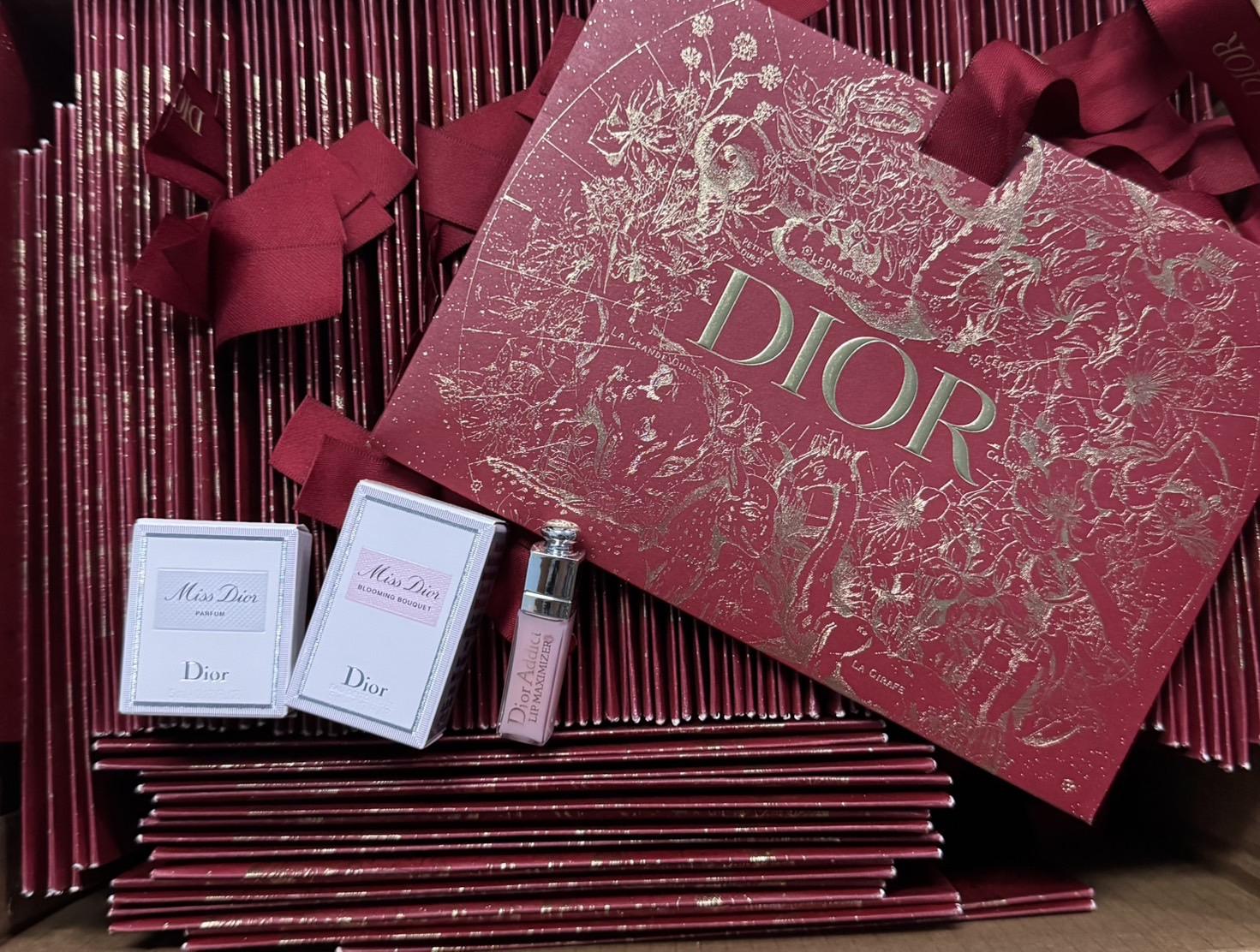 น้ำหอมจิ๋วมินิ Dior SET Mini 1ชุด มี 4 ชิ้น ในชุดประกอบด้วย Paper bag - Miss Dior parfum 5ml - Miss Dior blooming bouquet 5ml - addict lip maximizer #001PINK 2ml