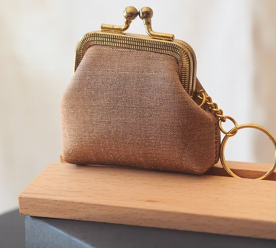 กระเป๋าสตางค์ ใส่เหรียญ ขนาด 7x7x2.5cm. สีน้ำตาลเทา GL-CT-103463