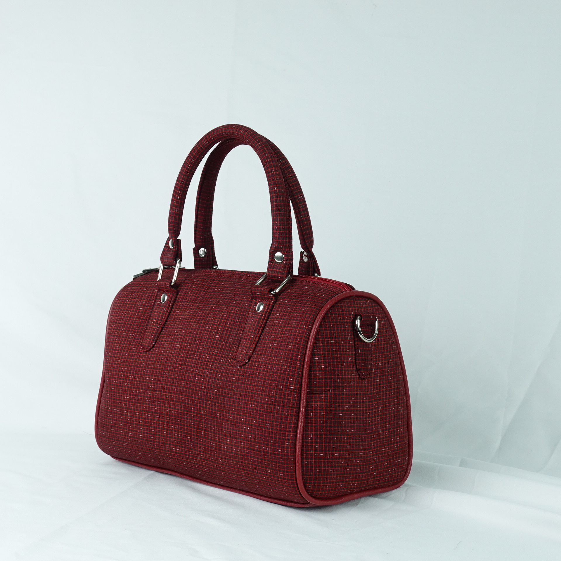 กระเป๋าถือผ้าไหม ทรงหมอน ขนาด 13x27x17ซม. ความสูงหูจับ 30 ซม. ลายสะเก็ดดาว ลายอัมปรม สีแดง รหัส GLA-TT-0603683