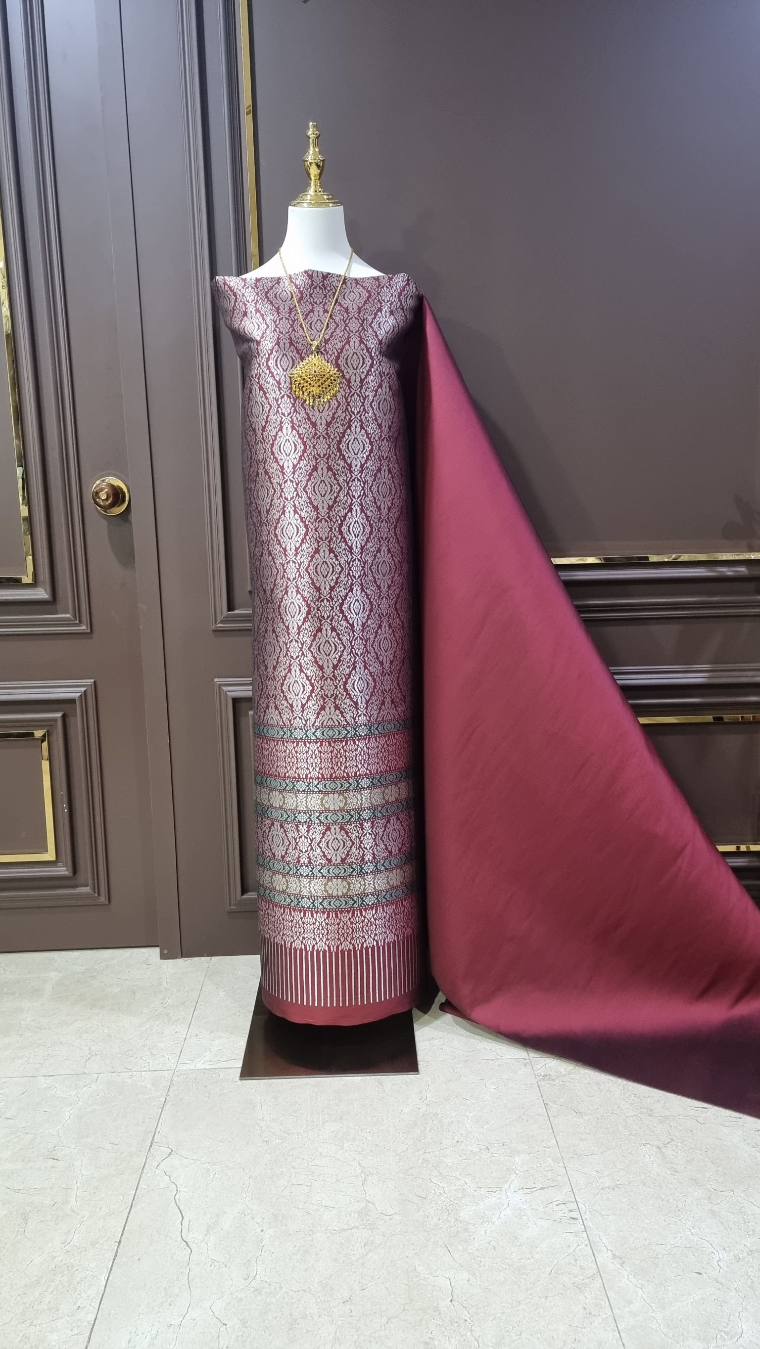 (ผ้าชุด)ผ้าไหมยกดอกลำพูน ขนาด 1.03x4.55เมตร พื้นสีแดงเลือดหมู รหัส N90-29-TR0161