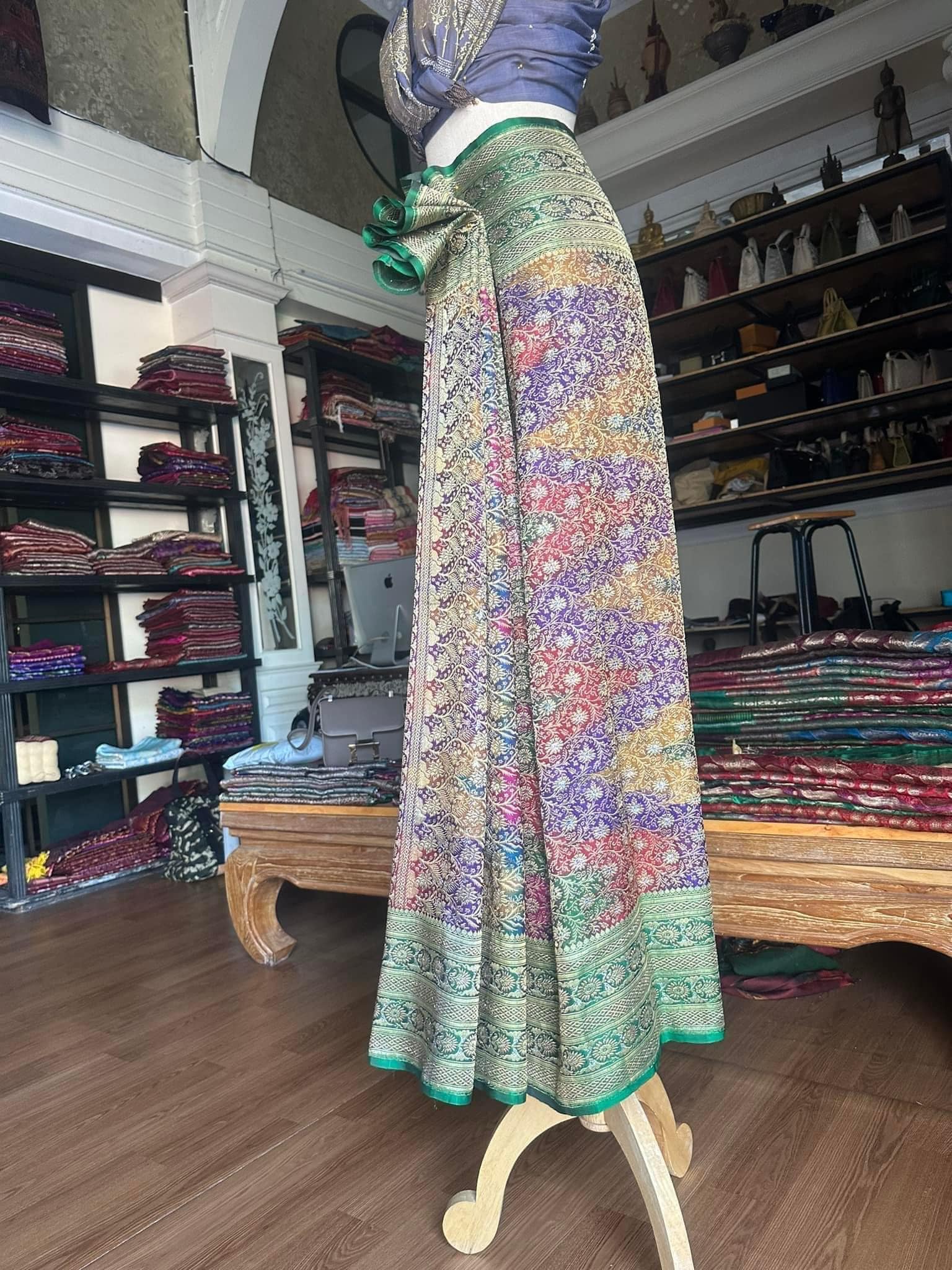 ซิ่น ผ้าปาโตล่า เส้นยืนไหมแท้ ขนาด 112x220ซม พื้นสีเขียว รหัส N9-SIL-1118660937