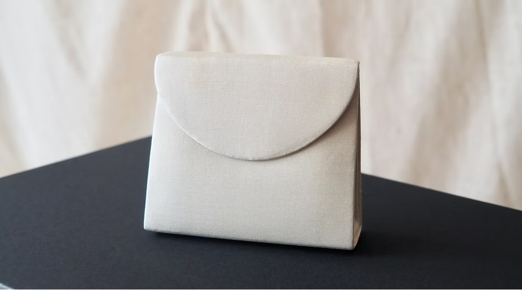 กระเป๋าใส่ของขนาดเล็ก ขนาด 3x9.5x8 cm.สีขาวครีม GL-CT-103406