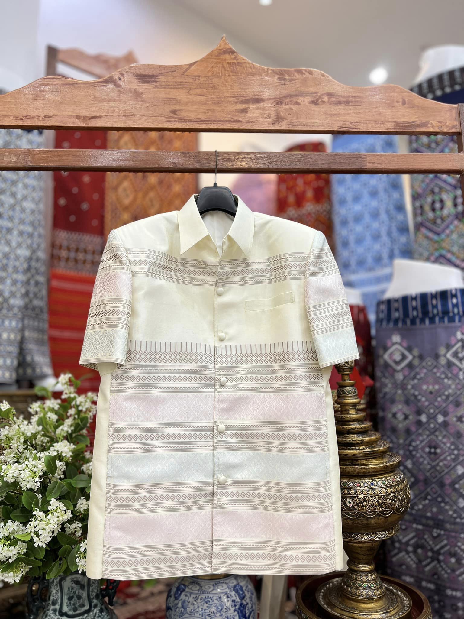 เสื้อสูทไหมแพรวา แขนสั้น พื้นสีขาว เลือกตามไซส์ รหัส DR-BM-030867151712