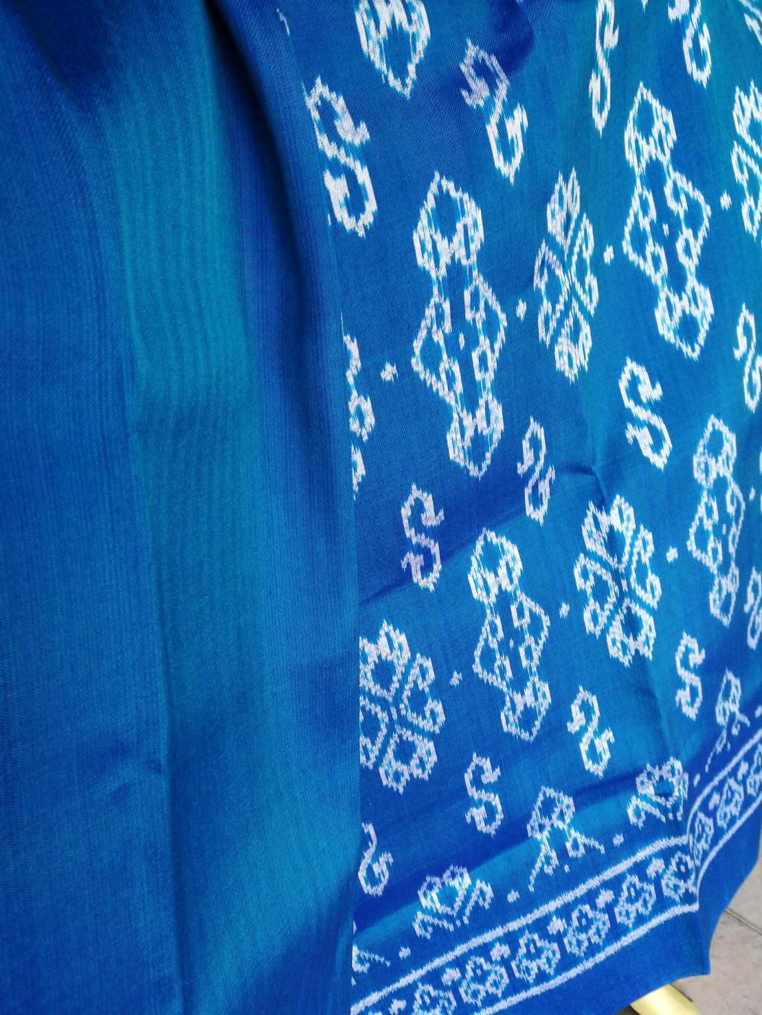 (ผ้าชุด)ไหมมัดหมี่ 3ตะกอ ไหมแท้ (ผ้าลาย 2หลา+สีพื้น2หลา) ลายดอกรักราชกัญญา สีฟ้า รหัส M3-NY0721662