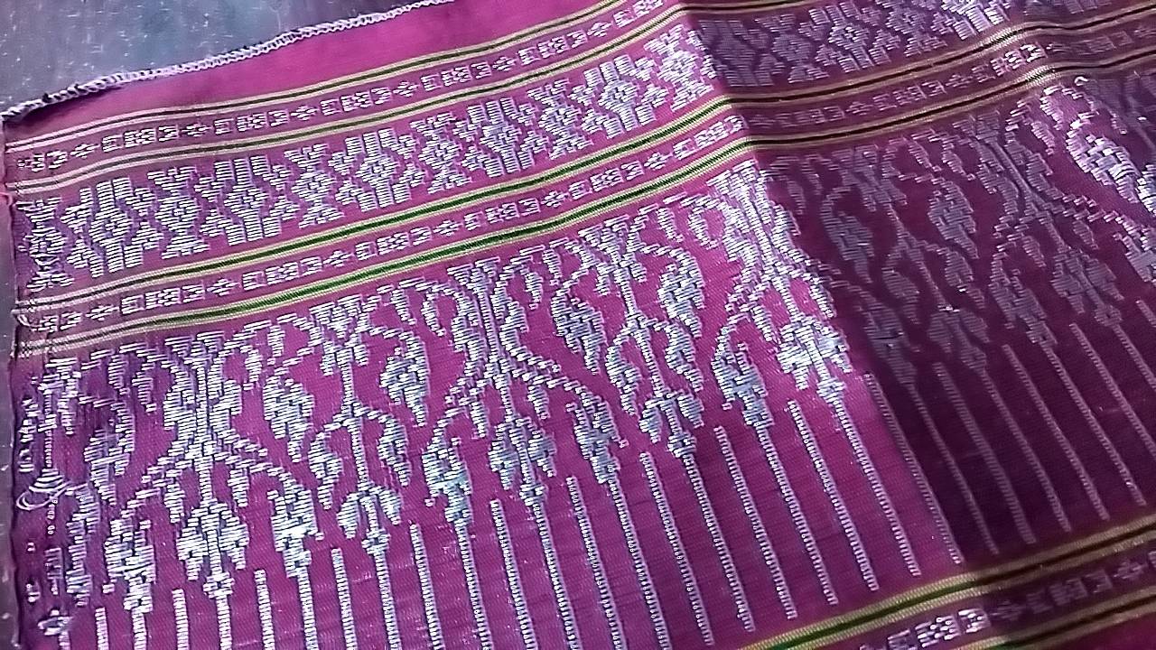 ตีนซิ่นไหม ยกดิ้นเงิน พื้นสีชมพู รหัส WN-NY-12176711