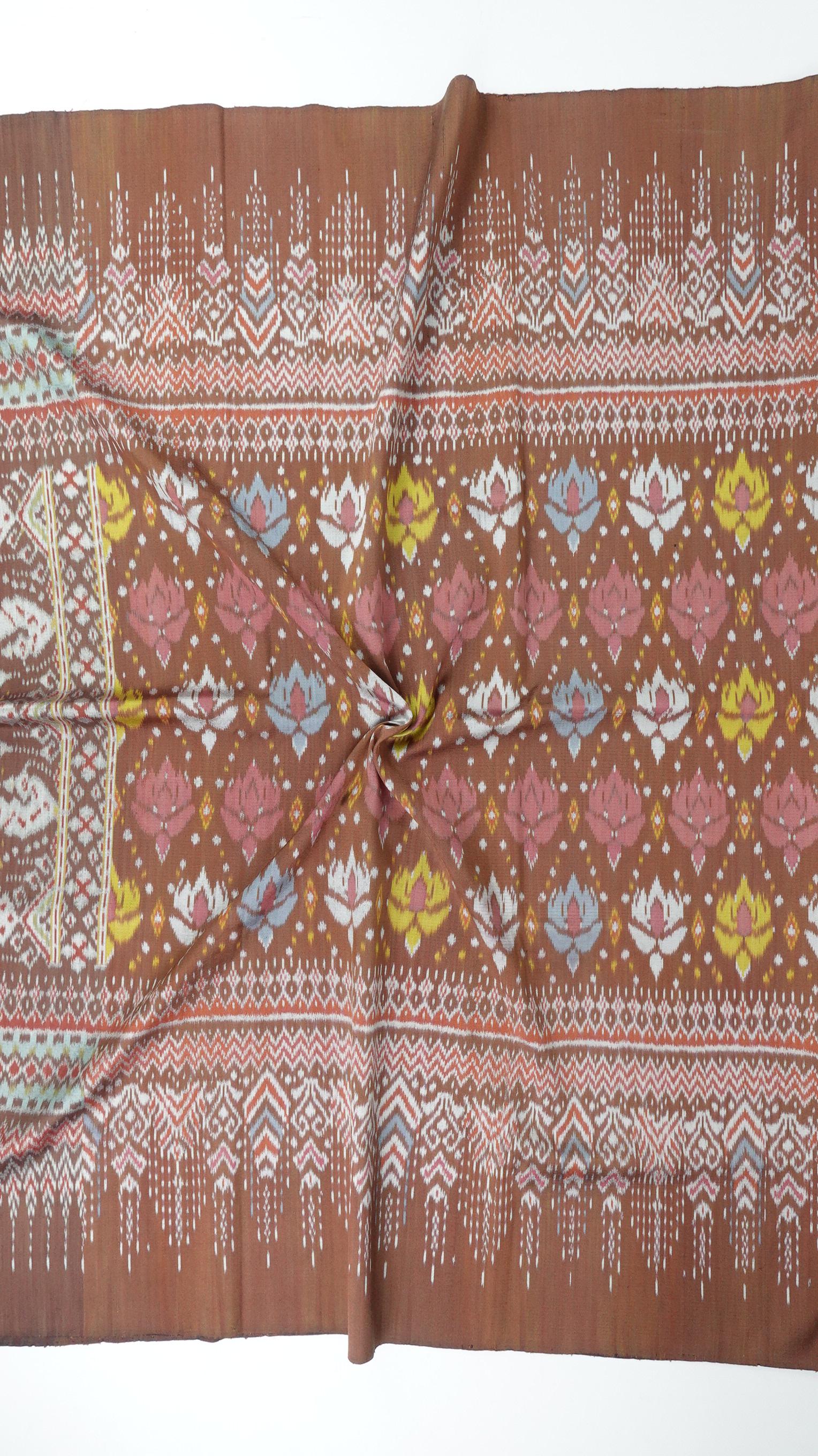 ซิ่น ผ้าไหมมัดหมี่ สีธรรมชาติ 3ตะกอ ทอเหยียบเหาะ มีหน้านาง ชายครุย ขนาด1x2เมตร ลายดอกกันเกรา สีน้ำตาล รหัส M3P-33-0224683