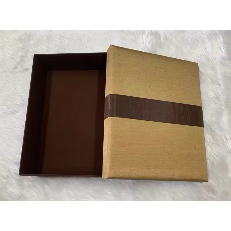 กล่องผ้าไหม แบบฝาครอบ ขนาด 20.5x25.5x8cm. เหมาะสำหรับใส่ผ้าไหม รหัส BX-154-102268