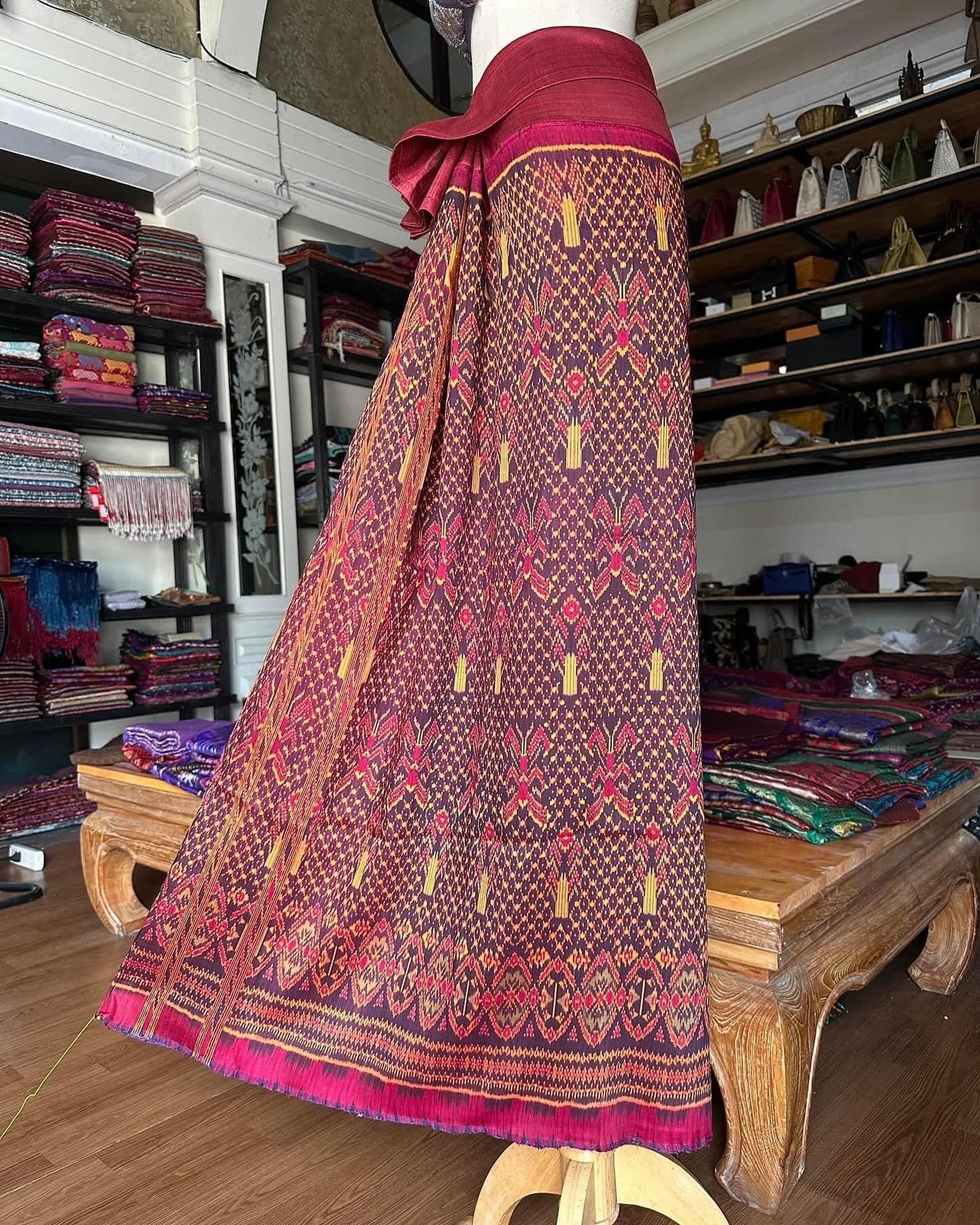 ซิ่น ไหมพระตะบอง มัดหมี่ 3ตะกอ ขนาด 115x150ซม ลายผีเสื้อ มีหน้านาง พื้นสีม่วง รหัส N9-SIL-JJ15