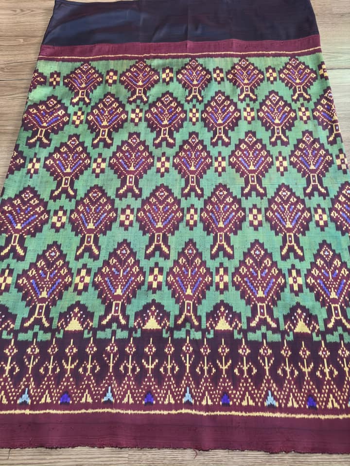 ซิ่น พระตะบอง ผ้าจามทอสามตะกอ ขนาด 115x150ซม สีเขียว รหัส N9-SIL-AJ14