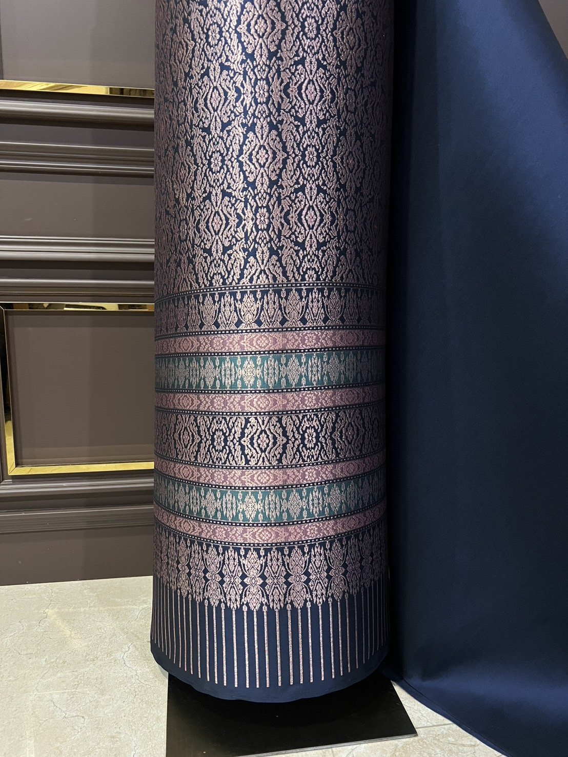 (ผ้าชุด)ผ้าไหมยกดอกลำพูน เกาะเชิงดิ้นโรสโกลด์ ขนาด 1.03x4.34เมตร ลายอินเดีย พื้นสีกรมท่า รหัส N90-29-TR0491